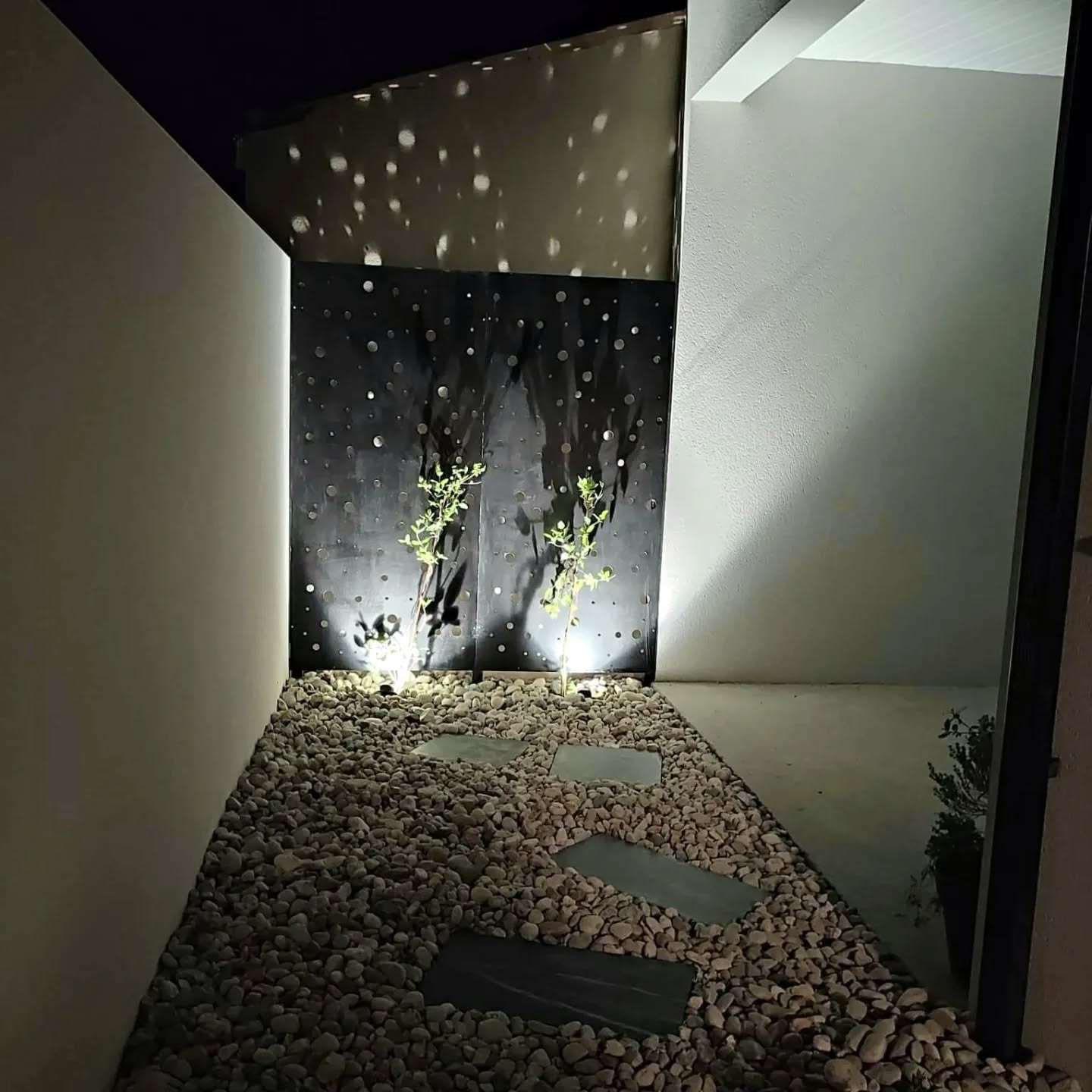 Patio realisé en 2022.
Jardin minéral avec claustra aluminium peint.
#patio #paysagistelarochelle #jardindesdalles #larochelle