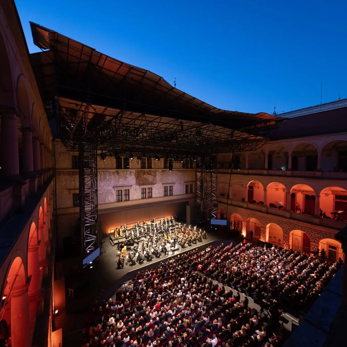 Festival Smetanova Litomyšl vyprodal některé koncerty během prvních minut. Na ty je marné vám nabízet vstupenky. Existují však ještě atraktivní pořady, u nichž byste mohli mít štěstí. Více v rozhovoru s dramaturgem, Markem Šulcem. Autorem fotografie je František Renza.
https://youtu.be/AMgvjtJ6uOc