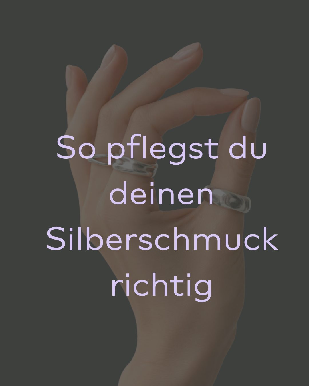 Dein Silberschmuck möchte getragen werden! Liegt er zu lange herum oder wird er an der Luft gelagert, läuft er gelblich an und kann sogar schwarz werden. Auch wenn diese natürlich entstehende Patina dem Schmuckstück durchaus Charisma verleihen kann, so hat es ebenso seinen Reiz, das Silber immer wieder in neuem Glanz erstrahlen zu lassen.
