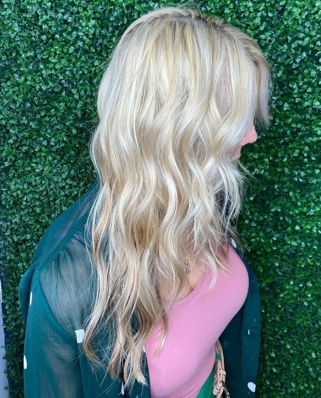 Beautiful Winter Ash for our lovely guest ❄️❤️
To achieve her new look a 1/2 head fine spliced foils & toner were applied.
Healthy colour created using Wella 🎨
> swipe for back, side & before >
Hair by Charlie 🦋
...
Best care & stunning hair is a booking away x
Ph: 38209819
Book Online: easy to use link in bio
We look forward to pampering You!