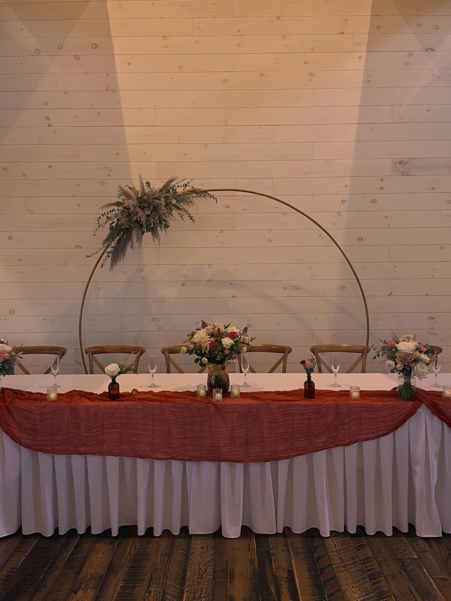 Creating a little more of a focal point on the couple at the head table is always a fun way to repurpose ceremony florals ❤️