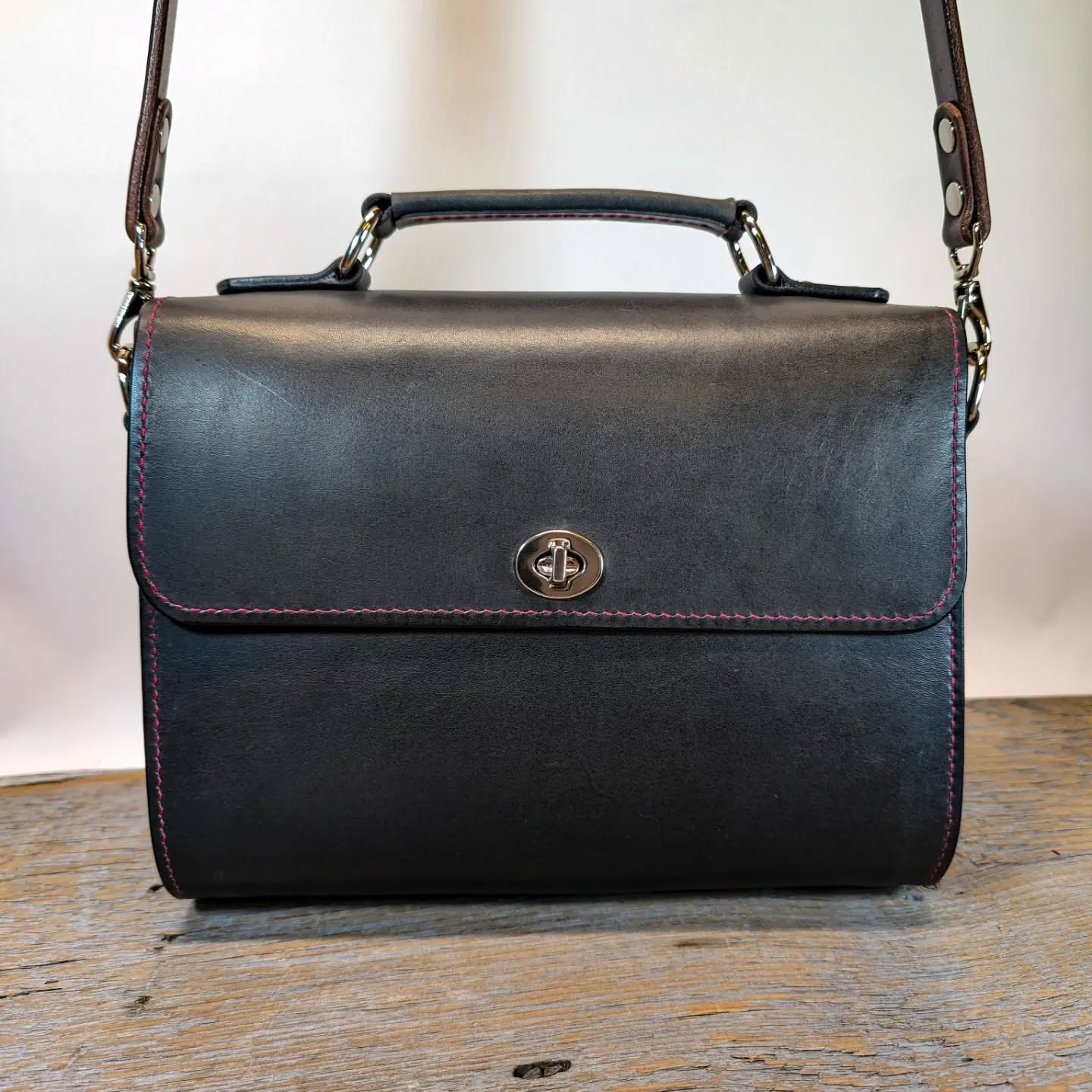 A Patricia crossbody bag in slate SB Foot leather sourced from @oaleathersupply, fully lined in the interior with vegetable tanned leather and features an internal slip pocket which is also lined. The crossbody strap is made from bridle leather sourced from @tundraleather. Stitching is by hand with raspberry Vynimo thread.
#crossbodybag #crossbody #leatherwork #leathercrossbody #leathercraft #leatherbag #leatherpurse #leatherhandbag #leatherhandmade #saddlestitched #handcrafted #handcraftedleather #handmadeleather