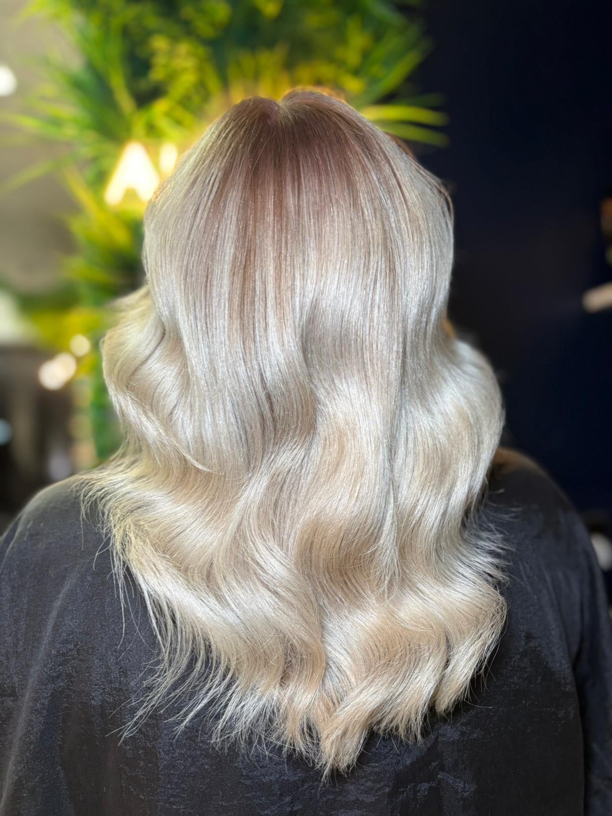From grown-out warmth to seamless cool blend 🤍✨
We refreshed this look with a soft balayage to brighten through the mids and ends, added a root stretch to melt everything together, and finished with an ash toner to remove as much warmth as possible.
Now we’ve got a smooth, creamy blonde with a natural shadow at the root for low-maintenance grow out and a super soft finish 💫 By graduate stylist Ellie🫶🏻
@lorealpro @lorealpro_education_uki