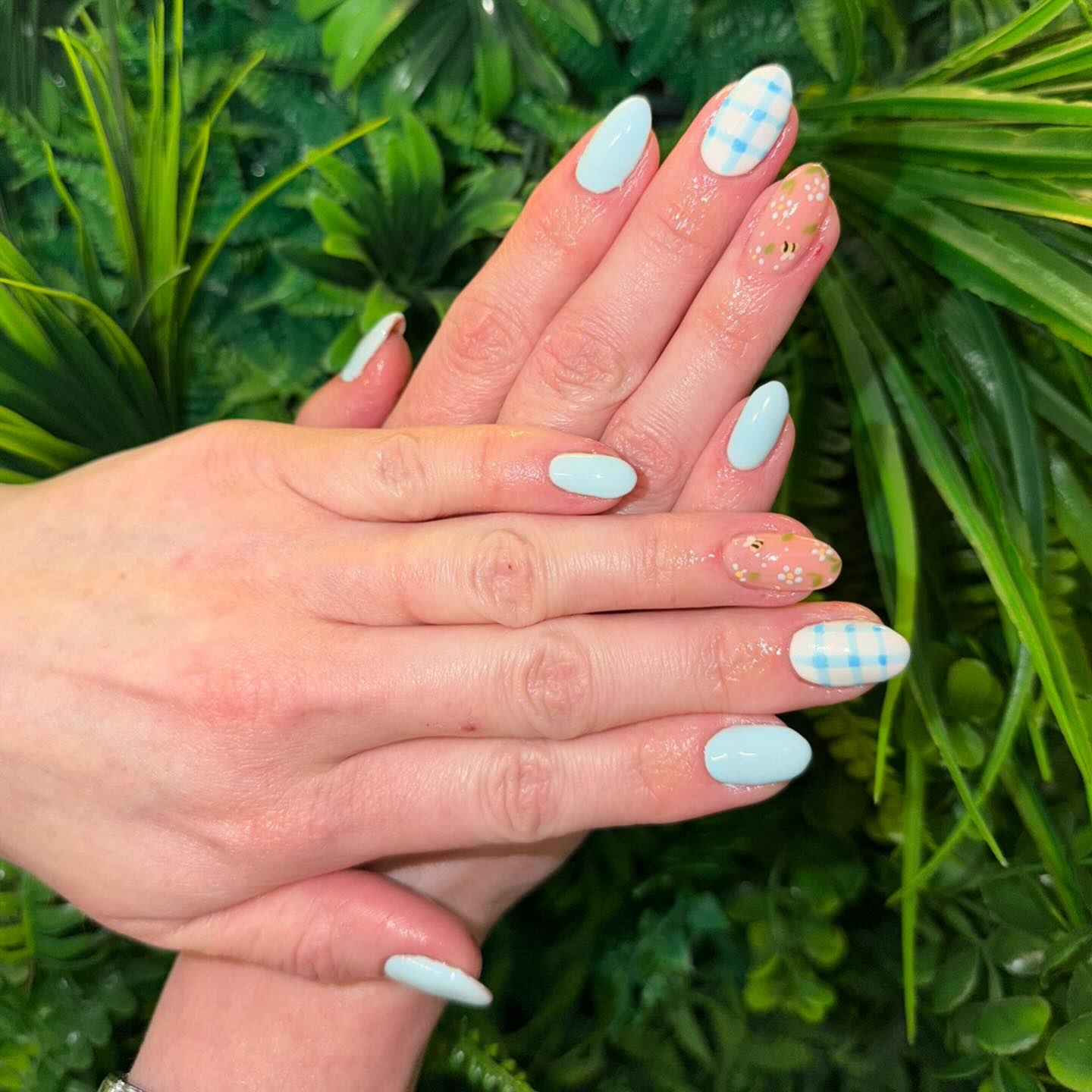 Spring is officially at your fingertips 🌸💅
Fresh, soft pastel blues paired with delicate gingham patterns bring all the light, airy vibes, while the sheer nude accents are sprinkled with tiny florals and the cutest little bees 🐝🌼—like a mini garden in bloom. Every nail has its own moment, blending glossy solid shades with playful, detailed designs that feel effortlessly seasonal.
Created by senior beautician Jemma, these nails are the perfect mix of sweet, chic, and spring-ready 💙✨