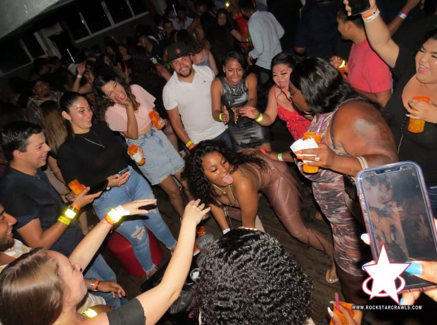 🍹🔥 Puerto Vallarta nights are all about the energy — packed dance floors, drinks in hand, and nonstop vibes until the lights come on. 💃✨ #PuertoVallartaNights #PartyVibes #danceallnight