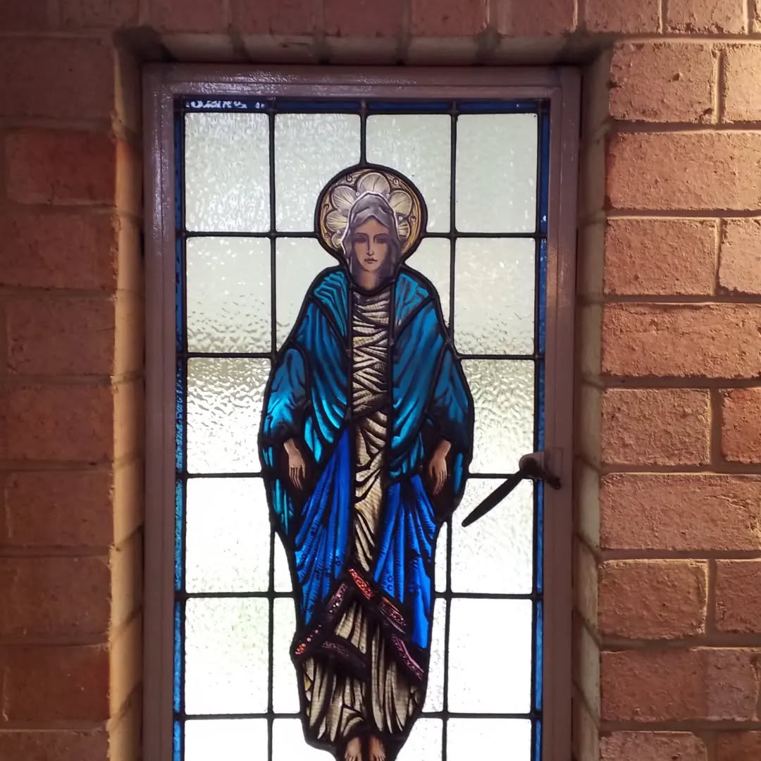 On Christmas we blessed this beautiful new stained glass window of Mary, Mother of Our Lord. @bisschops_glass has created a truly stunning piece which completes the votive candle sculpture prayerful space. People can light a candle in memory of loved ones with the reminder that Jesus is the Resurrection and the Life, and a candle inspired by Mary's faithfulness which is about a prayerful disposition in life, whatever comes. Thanks so much to Lia for sponsoring this project.
#anglicanparishofcanning #saintmichaelandallangels #anglicandioceseofperth #bisschopsglass #mary #stainedglasswindow #stainedglass #luke1v38