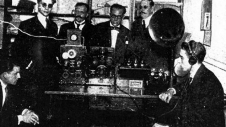 Hoy celebramos la historia de 𝗟𝗼𝘀 𝗹𝗼𝗰𝗼𝘀 𝗱𝗲 𝗹𝗮 𝗮𝘇𝗼𝘁𝗲𝗮, quienes con valentía revolucionaron la comunicación desde las alturas de Buenos Aires.
📻 El 𝐃í𝐚 𝐝𝐞 𝐥𝐚 𝐑𝐚𝐝𝐢𝐨 se celebra cada 27 de agosto, en recuerdo a la primera transmisión de la historia del país. Sucedió en 1920, cuando cuatro amigos fueron responsables de un hito histórico: la primera emisión radial en la Argentina. ¿Y sabes qué transmitieron? Una ópera: Parsifal de Richard Wagner. Así, desde la terraza del Teatro Coliseo y con casi cien personas escuchando se convirtieron en un suceso mundial.
🙀 A partir de ese momento, la radio se convirtió en un medio de comunicación masiva, desempeñando un papel crucial en la vida cotidiana de les argentines.
Y hoy, 104 años después, seguimos explorando con sonidos a través de las nuevas tecnologías, creando contenidos en los que se vean reflejadas múltiples ideas, donde se hagan presentes las voces de nuestras infancias.
🥂 Chin chin por el pasado, el presente y el futuro de nuestra compañera inigualable, y por la amistad que se fortalece en la escucha, en la producción y en la creación colectiva.
¡𝐅𝐄𝐋𝐈𝐙 𝐂𝐔𝐌𝐏𝐋𝐄 𝐑𝐀𝐃𝐈𝐎 𝐐𝐔𝐄𝐑𝐈𝐃𝐀! 🎂