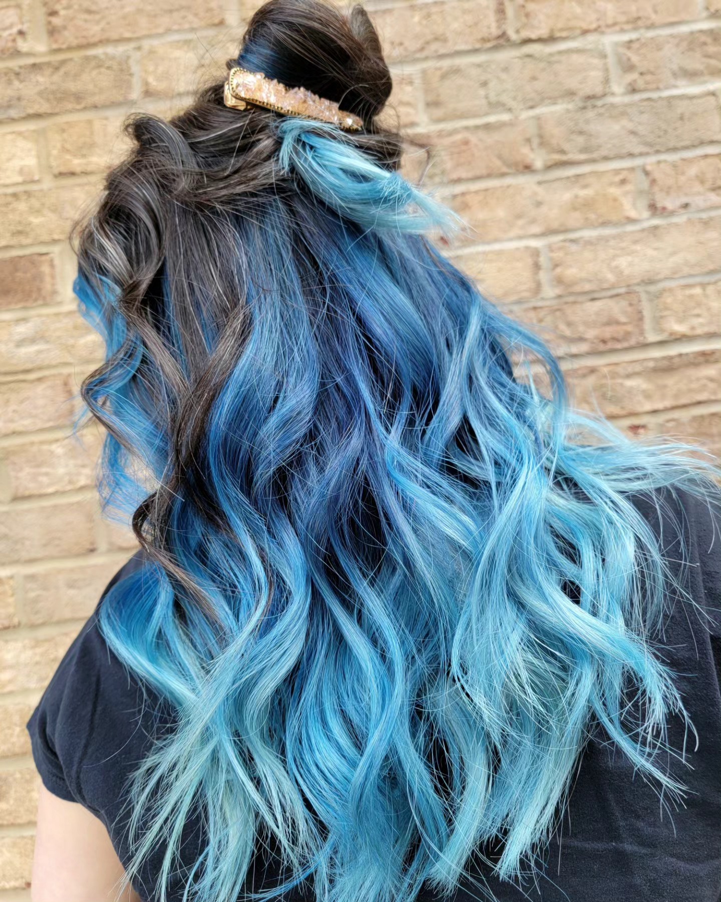 Vivids with a veil👌
I always keep some of miss Mays natural hair on top as a little veil. It makes it feel more low maintenance for her because you don't notice the roots so much when it grows out.
Plus, it protects the color even more from sun exposure, so it keeps the color lasting even longer.
You can see in her before (last photo) it had been a little over a year since her last color and the ends were pretty faded, but the roots were surprisingly still super vivid!
.
.
.
.
#clthairstylist #monroehairstylist #indiantrailhairstylist #charlottevivids #monroehairsalon #indiantrailsalon #charlottesmallbusiness #indiantrailhair #indiantrailvivids #matthewssalon