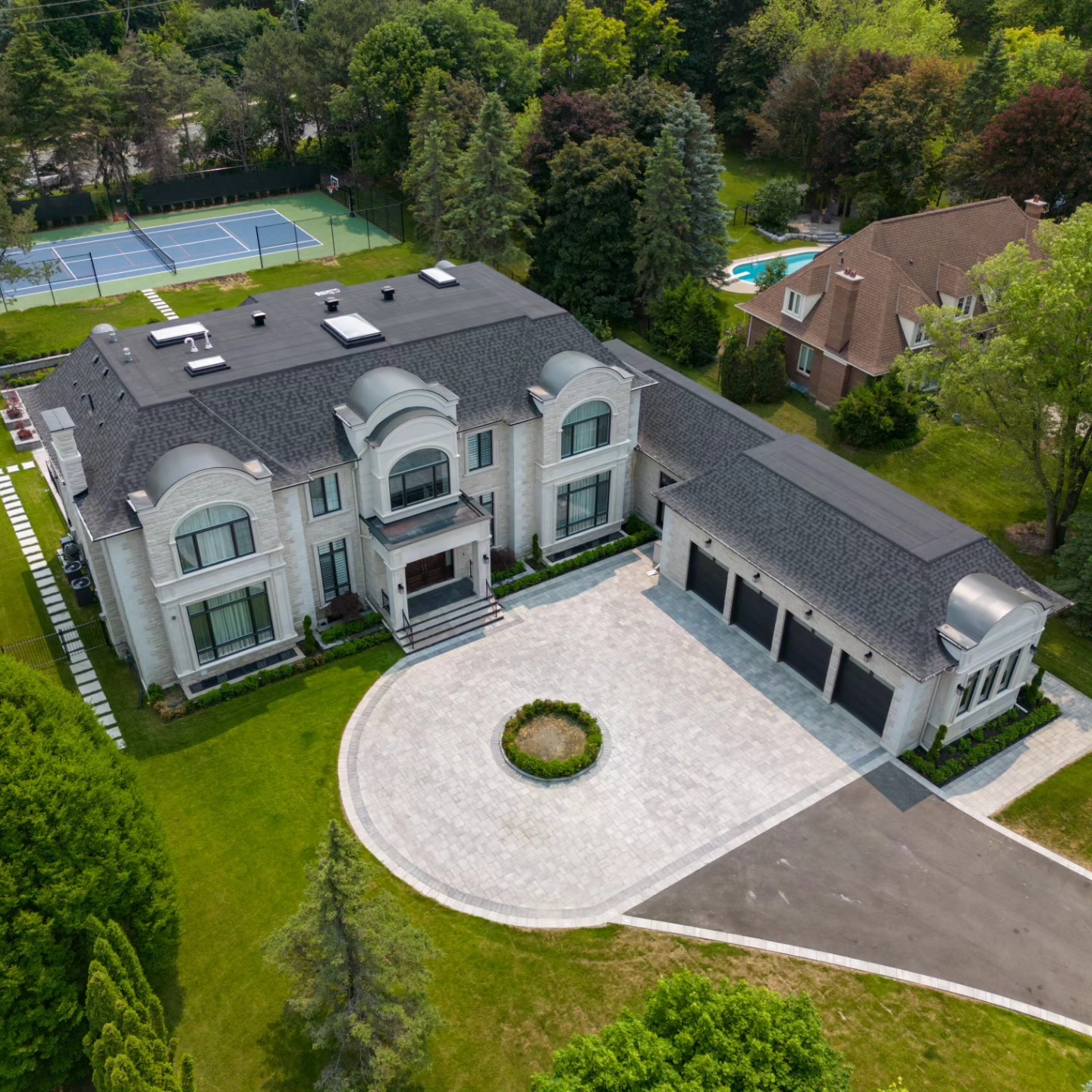 Final exterior shots (plus some construction ones) of this recently completed four car garage custom luxury home in Markham!
📸 @Snaptacular