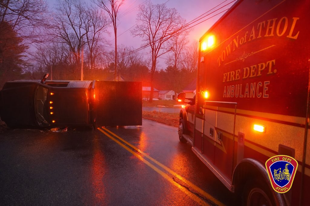 🚨 Motor Vehicle Accident Response 🚨
Earlier today, Shift 2 responded to a single-vehicle motor vehicle accident. Ambulance 2 and Engine 2 were dispatched to the scene. Fortunately, only minor injuries were reported, and all patients were evaluated on site.
⚠️ As weather conditions continue to be unpredictable, we remind everyone to please slow down and drive carefully. Wet, icy, or snowy roads can quickly lead to dangerous situations.
Your safety is our priority—take the extra time and arrive safely. 🚗💙