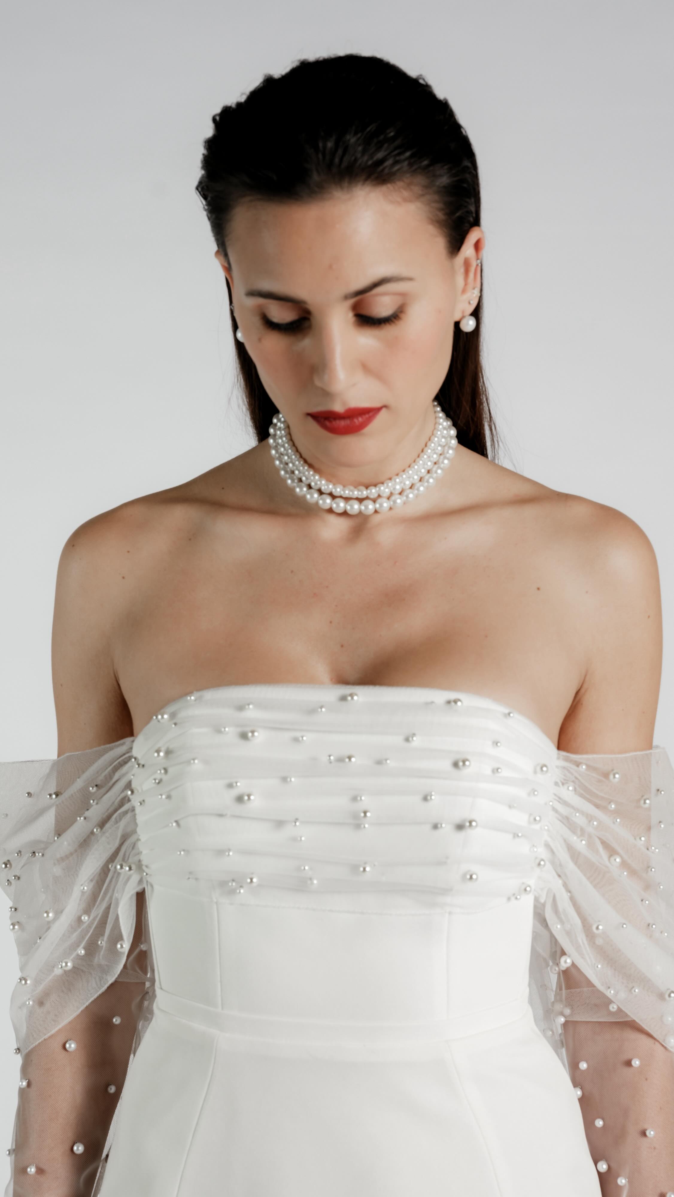 Découvre aujourd’hui ELO, une robe courte en crêpe, sublimée par sa traîne et ses manches aériennes en tulle perlé ✨
Simple, moderne et résolument lumineuse. C’est la création parfaite pour celles qui cherchent à rayonner le jour J.
Chez moi, on ne crée pas de robe, on dessine ton histoire !
Prête à danser avec ELO ? Réserve ton essayage à l’atelier via le lien en bio ou directement sur le site.
❣️ Je suis Manon Gontero, créatrice de robes de mariée à Marseille. Je t’accompagne personnellement jusqu’au jour J !
#bridalinspirations #robedemariée #weddingdesigner #creatricefrancaise #robesurmesure