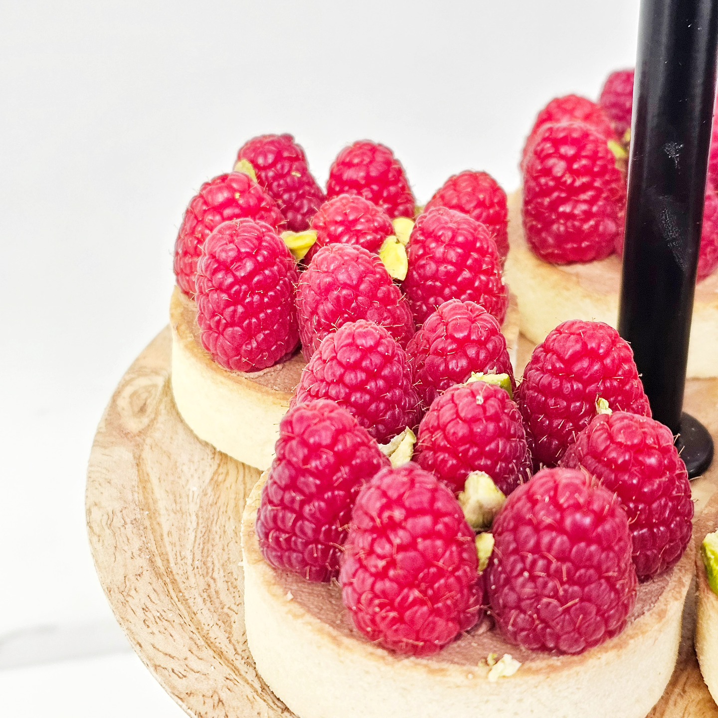 Ook nieuw in het assortiment... tatatadaaaa tartelettes. Kijk via de bio op de webshop voor de opties! €5/stuk. Heerlijk afgewerkt met fruit of meringue. Binnenin 3 laagjes: coulis, ganache en chococrème... 🤤🤤🤤 #pastry #tartelettes #patisserie #taartje #taartjes #sweets #sweetiesbyju #lekkers #fruitdessert #zoetezonde #guiltypleasure