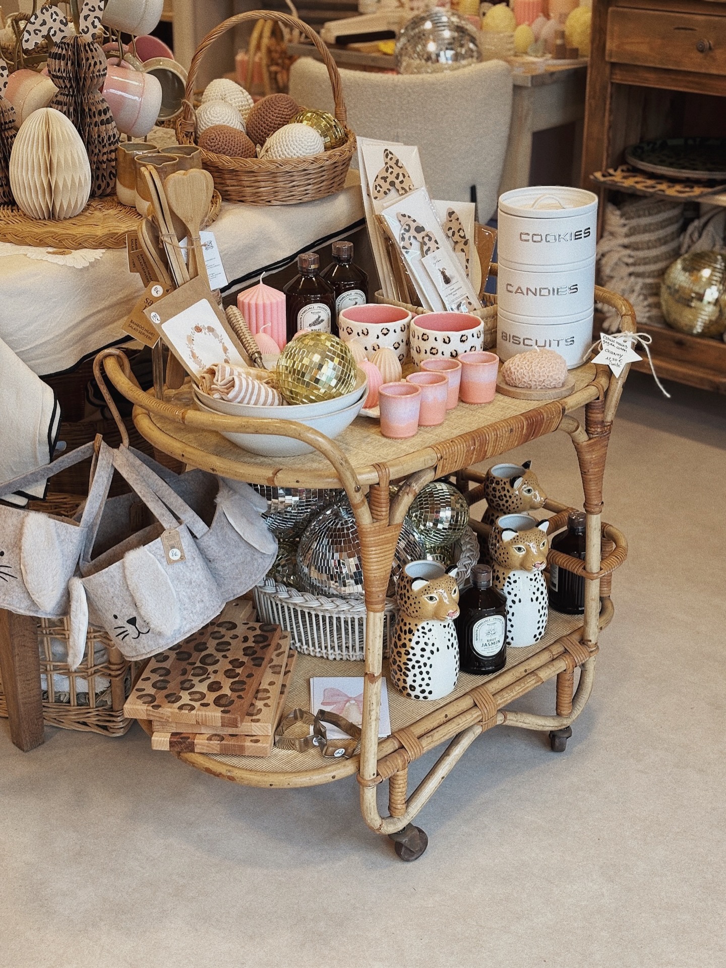 🐇🐆🥚 joyeux bazar et joyeux weekend🐇🐆🥚
.
Un petit florilège de ce qui peut vous faire craquer en boutique … et pstttt … on vous remplit l’eshop petit à petit avec Elyna … 🧺
.
Bon weekend 💋