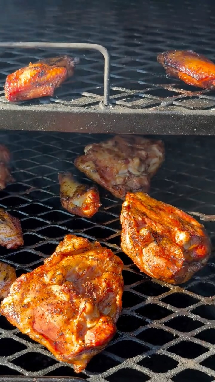 That golden glaze? 🍯🔥
Sweet honey flavor with just the right kick, subtle applewood smoke that pairs perfectly with chicken or pork, and a savory balance you’ll crave.
Try it on your next grill night.
Available at www.adkinsbbq.com
#hothoneychicken