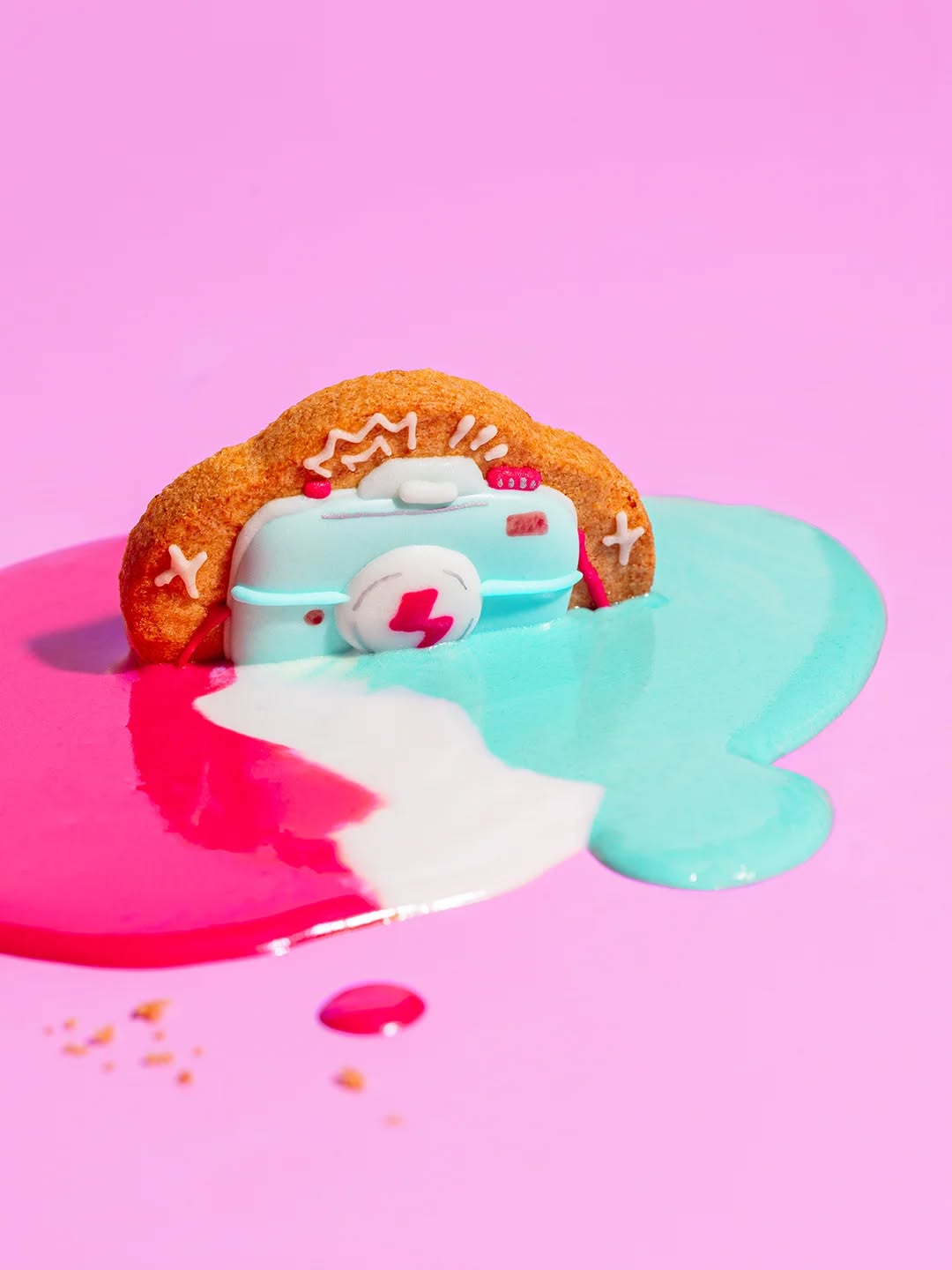 Alors vous aussi vous fondez ? 🫠
Pas sûre de ma phrase, mais vous avez compris ! 😁
Mes deux précédents posts montrent les photos sublimes réalisées par @kafeephotography de mes biscuits ainsi que le processus complet si vous êtes curieux 😍
Alors cette photo TOP ou FLOP ? 🙃
#eatart #biscuitart #createfood #biscuitglacageroyal #designculinaire