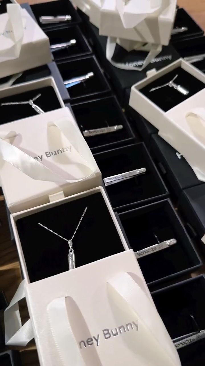 Un gran pedido en todos los sentidos: más de 50 piezas de joyería personalizada creadas especialmente para celebrar 25 años de trayectoria 🙌
Nos inspira colaborar con personas y empresas que van más allá ✨
Felicidades por estos 25 años y gracias por la confianza y la oportunidad de crear algo que disfrutamos profundamente hacer.