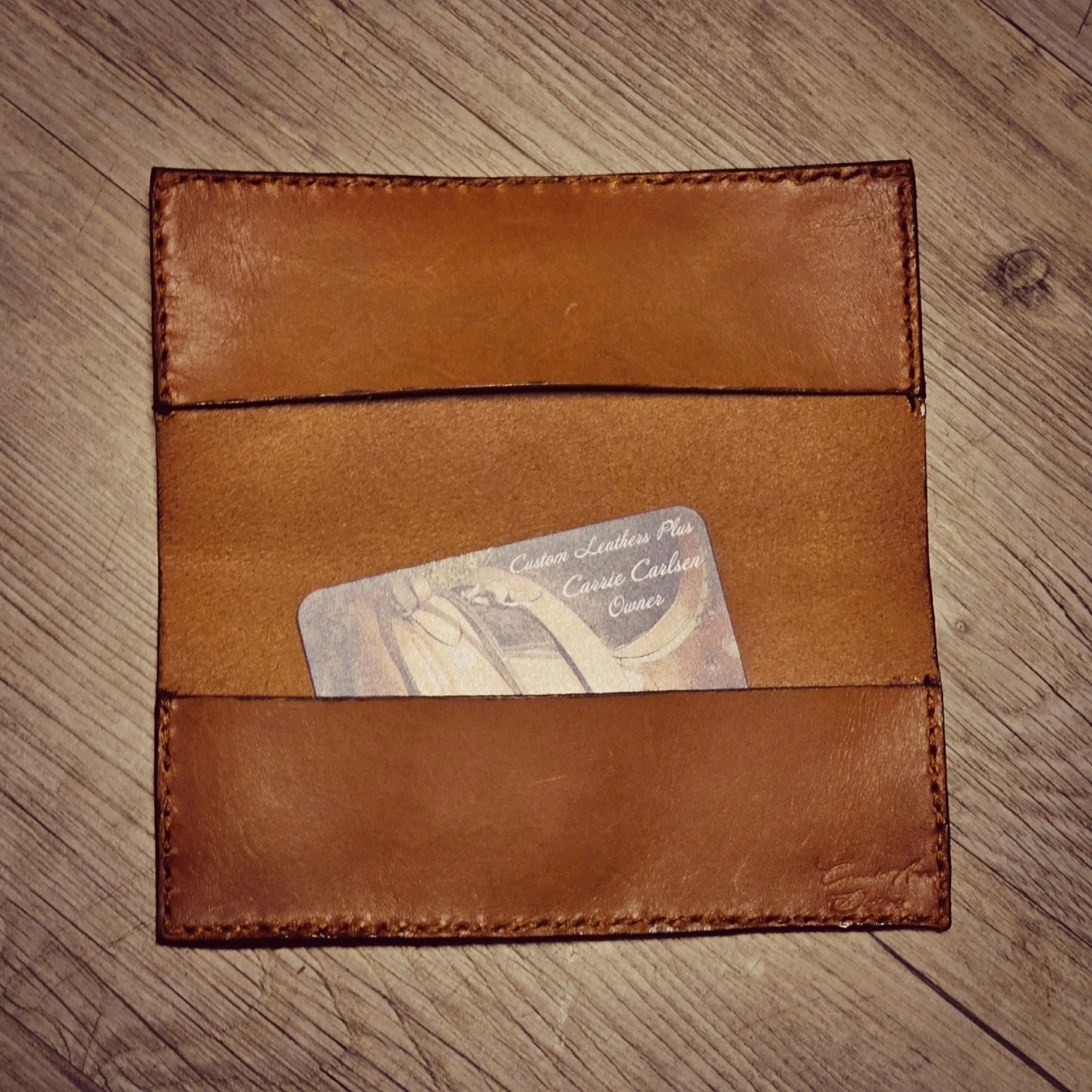 Custom minimalist wallet request to make similar to the old wallet...intern on duty try to learn new skills haha!
#customleathersplus #customleatherwork #customleathergoods #customleatherwallet