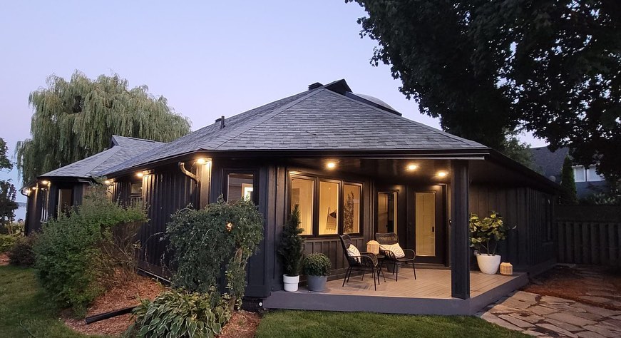 So excited to finally reveal the Bayside Bungalow for Scott’s Vacation House Rules on @hgtv @hgtvcanada ! 🎥🏡 The new episode aired this past Sunday for season 4 — don’t worry if you missed it, it’s available to watch on Stack TV (episode 3! 🤭).
Awesome build, @scott_mcgillivray and @debra_salmoni !🛠️