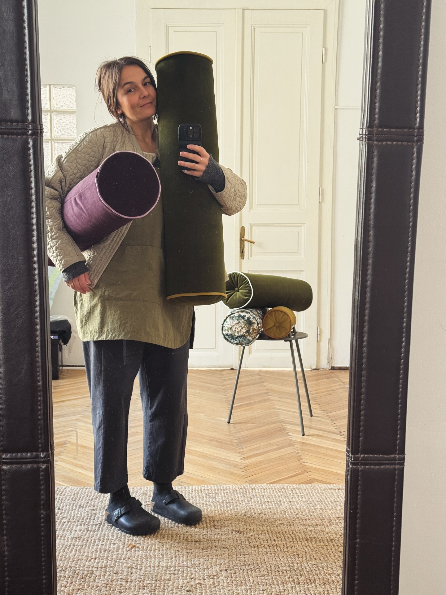 GRWM
Pretending I’m going somewhere but actually just styling bolster pillows 🫠
Maison Meynet problems
#maisonmeynetartisan #pernedecorative #pernecilindrice #tapiterie #tapiteriecluj