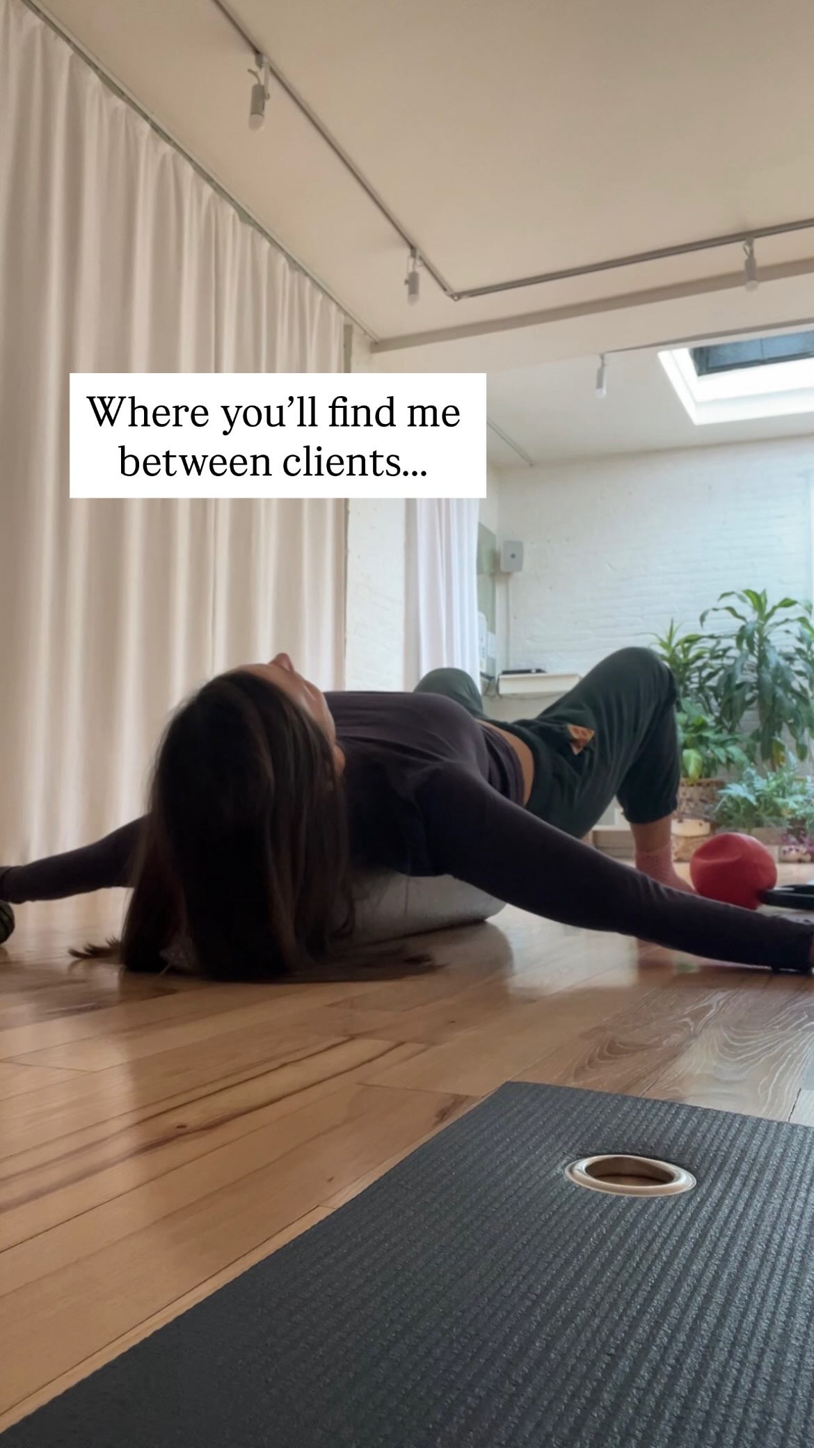 Live footage of a movement teacher and new mom trying to:
1/ Rebuild my core
2/ Stretch my tight chest/shoulders
3/ Rebuild my posture
4/ Calm my nervous system
All in the 2.5 minutes of free time I have in a day 😵💫