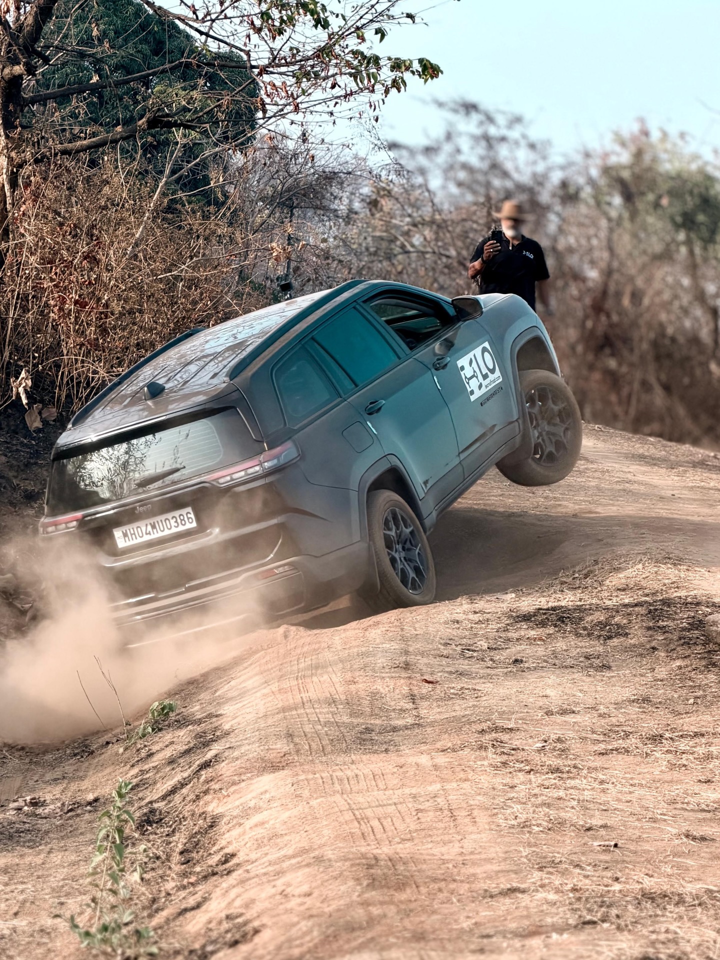 Glimpses from today’s L1D training.
#learnoffroad #offroadjunkie #jeepmeridian #hilux