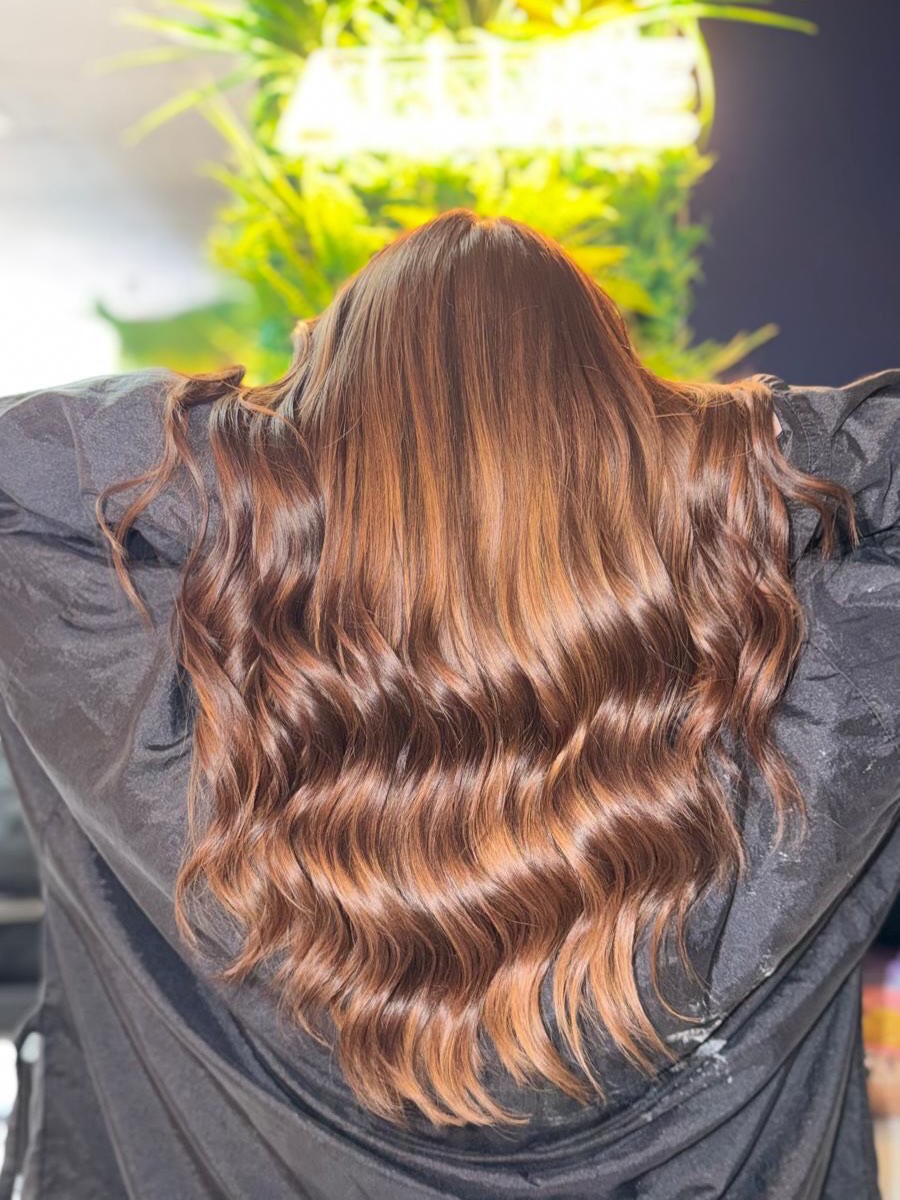 ✨This beautiful brunette had a refresh with a root colour and soft freehand balayage to add warmth, dimension and movement through the lengths 🤎 The result? Glossy, healthy hair with natural ribbons of lighter tones that catch the light perfectly. Finished with a fresh trim and soft waves to show off the blend ✨ If your colour is feeling flat or grown out, this is the perfect way to bring it back to life while keeping it low maintenance, by salon Director Charley🫶🏻
@lorealpro @lorealpro_education_uki