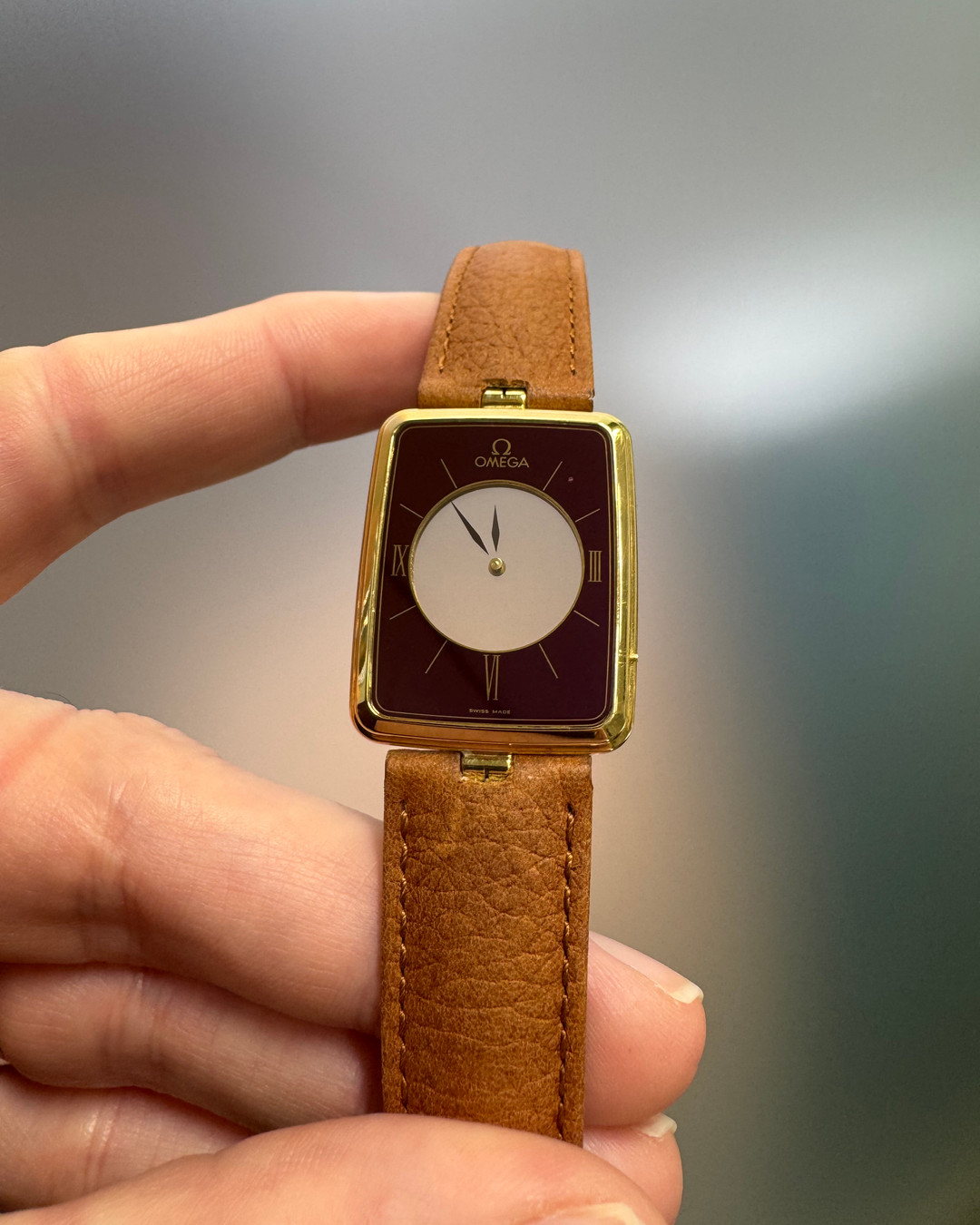 ✨ Ikone der 80er. Extravaganz pur.
Omega La Magique – 1982
Ein Design, das seinem Namen gerecht wird: scheinbar schwebende Zeiger auf tiefschwarzem Zifferblatt, eingefasst in ein markantes Gehäuse. Minimalistisch, geheimnisvoll, außergewöhnlich.
„La Magique“ ist mehr als eine Uhr – sie ist ein Statement der 80er-Jahre und heute ein begehrtes Sammlerstück.
Vintage-Charakter mit ikonischer Präsenz.
#Omega #LaMagique #VintageOmega #1982 #DesignIkone #WatchCollector #SwissMade
