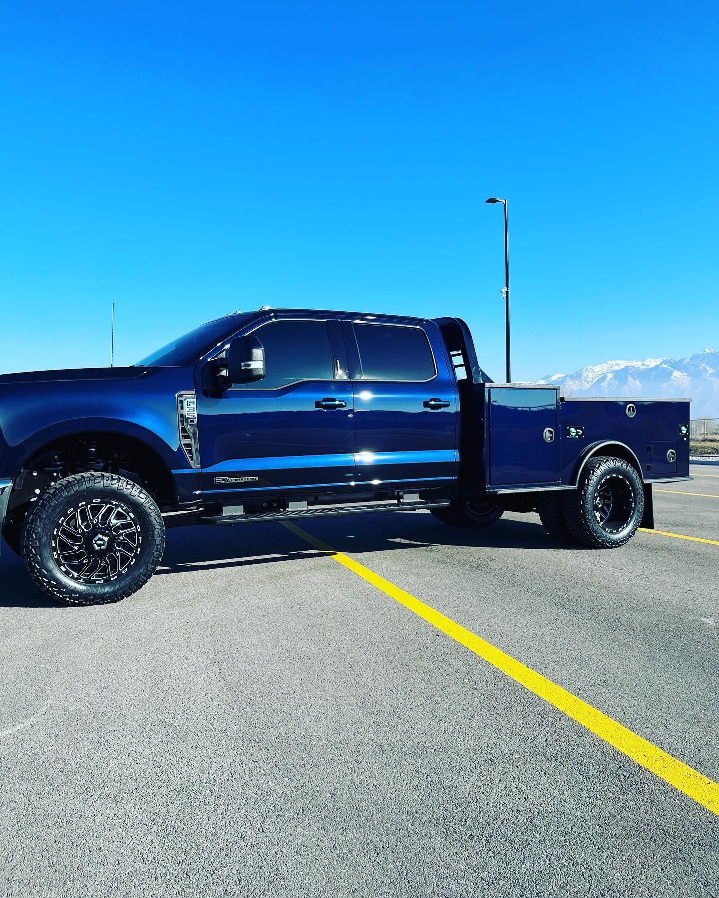 CM aluminum tradesman (AL TM) #cmtruckbeds #tallboytruckequipment #60CA #interiorlighting #2”lift