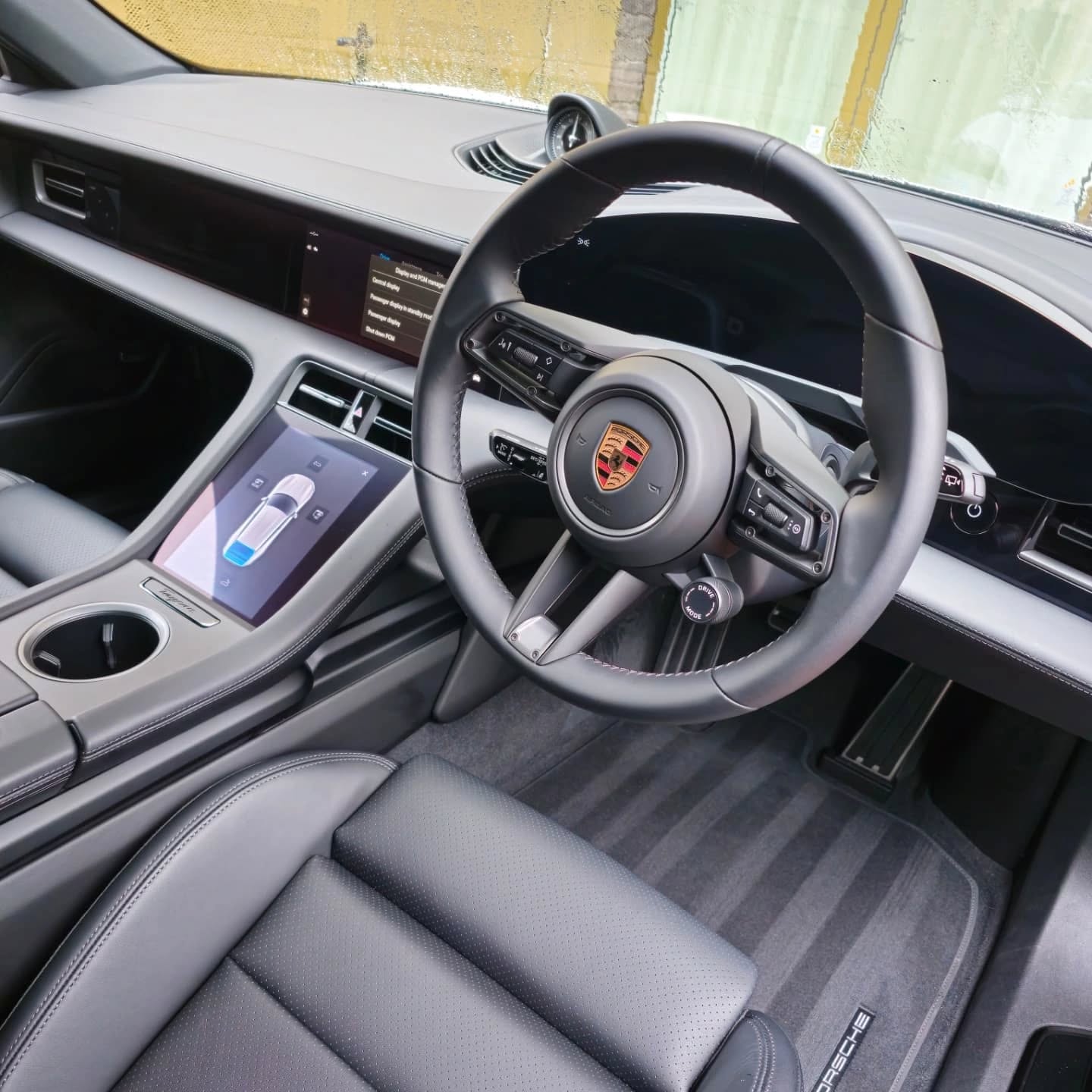 Today was a rainy day, but we continue to strive for the best. Here are a couple of photos of the interior of a Taycan 4S.🌧🖤