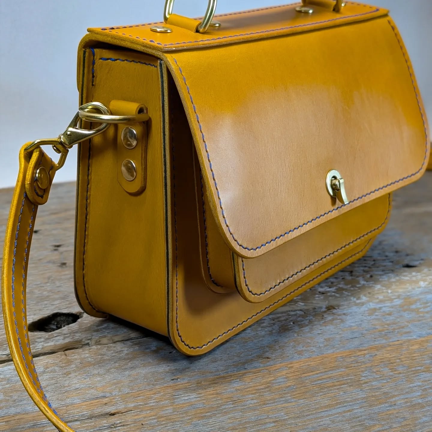 This Caroline is presented in yellow Buttero, with Duke blue stitching and solid brass hardware.
#handcrafted #saddlestitched #handstitched #handmadeleather #crossbody #crossbodybag #handbag #purse