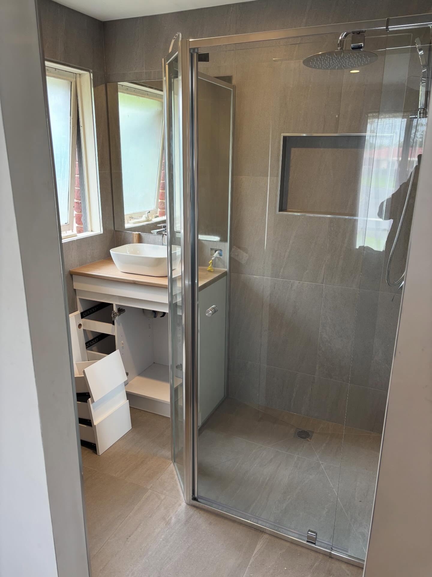 Have a look at this beautiful, made to order ‘Tricia’ semi-framed shower screen and cut to size mirror installed today in Carrum Downs as part of some bathroom renovations!