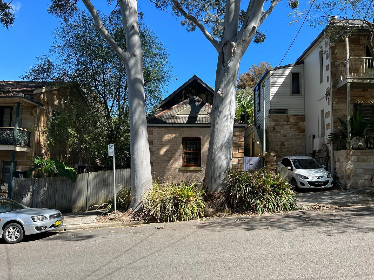 A very evolved small masonry cottage, constructed circa 1890 in Eureka Street, Waverton (a famed haunt of Henry Lawson, the ‘city bushman’). Built by a local contractor, George Anderson, an occupant of nearby Clifton Street, as an investment tenancy. Surviving ‘yellow block’ dressed quoining and random rubble, handmade brickwork in a Flemish bond, including remnant lime-rich recessed pointing in the frontage.
A good example of the continuation of the vernacular but decorous pattern-book Georgian style in the late Victorian period—rendered distinctive by its 1980s ‘modernisation’, mainly in sandstone, with a prominent gabled loft.
Well-considered changes en route. Another clever rejuvenation by @sandbox.studio, always a productive collaboration.