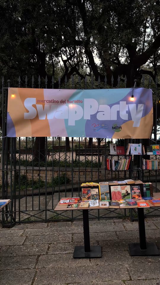 💥 𝐂𝐨𝐥𝐨𝐫𝐢, 𝐞𝐧𝐞𝐫𝐠𝐢𝐚 𝐞 𝐬𝐜𝐚𝐦𝐛𝐢 𝐜𝐡𝐞 𝐮𝐧𝐢𝐬𝐜𝐨𝐧𝐨.
𝐋𝐨 𝐒𝐖𝐀𝐏 𝐏𝐀𝐑𝐓𝐘 𝐬𝐮 𝐑𝐚𝐦𝐩𝐚𝐯𝐢𝐥𝐥𝐚 𝐜𝐢 𝐡𝐚 𝐫𝐞𝐠𝐚𝐥𝐚𝐭𝐨 𝐮𝐧𝐚 𝐦𝐚𝐭𝐭𝐢𝐧𝐚𝐭𝐚 𝐩𝐢𝐞𝐧𝐚 𝐝𝐢 𝐯𝐢𝐭𝐚, 𝐢𝐧𝐜𝐨𝐧𝐭𝐫𝐢 𝐞 𝐜𝐨𝐧𝐝𝐢𝐯𝐢𝐬𝐢𝐨𝐧𝐞 🌸♻️
👕📚 Tra t-shirt, libri e fumetti, ogni oggetto ha trovato una nuova storia… e ogni persona una nuova connessione.
🙏 Grazie al progetto Generazioni x Rampavilla, promosso da @generazioni_associazione e @rampavilla e in collaborazione con @associazione_neda, @venti_di_scambio e @quasar_vaniapiemontese
💪 Ai volontari e a chi ha curato ogni dettaglio con passione
🧡 A tutti voi che avete partecipato con entusiasmo e spirito sostenibile (nonostante la pioggia!)
♻️ 𝑺𝒆𝒎𝒑𝒍𝒊𝒄𝒆. 𝑪𝒐𝒏𝒅𝒊𝒗𝒊𝒔𝒐. 𝑹𝒊𝒗𝒐𝒍𝒖𝒛𝒊𝒐𝒏𝒂𝒓𝒊𝒐.
✨ E ora… pront* a rifarlo ancora?
👇 Tagga chi era con te e chi deve esserci e scrivici nei commenti cosa vorresti scambiare la prossima volta!
#slowfashion #secondhand #swapparty #baratto #zerowasteitalia