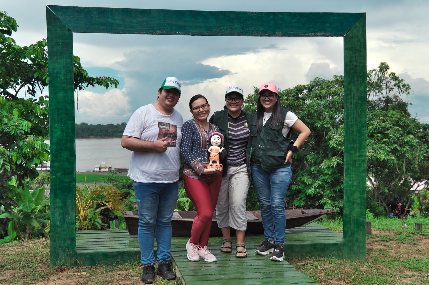 Establecemos alianzas regionales para alcanzar los objetivos en común y apoyar los procesos de desarrollo uniendo a las distintas comunidades de la Amazonia Peruana, así establecimos lazos con nuestros amigos de @enma_iquitos y llegamos a la comunidad de San Joaquín de Omaguas, donde vienen realizando un gran trabajo de acompañamiento y educación para lograr el Empoderamiento de la niña y mujer amazónica y otras poblaciones vulnerables.
Resaltamos su dedicación y resiliencia para afrontar este proceso!
#iquitosperu #sanjoaquindeomaguas #loreto #peru #education #mujer #mujeramazonica #empoderamento #educacionsexual