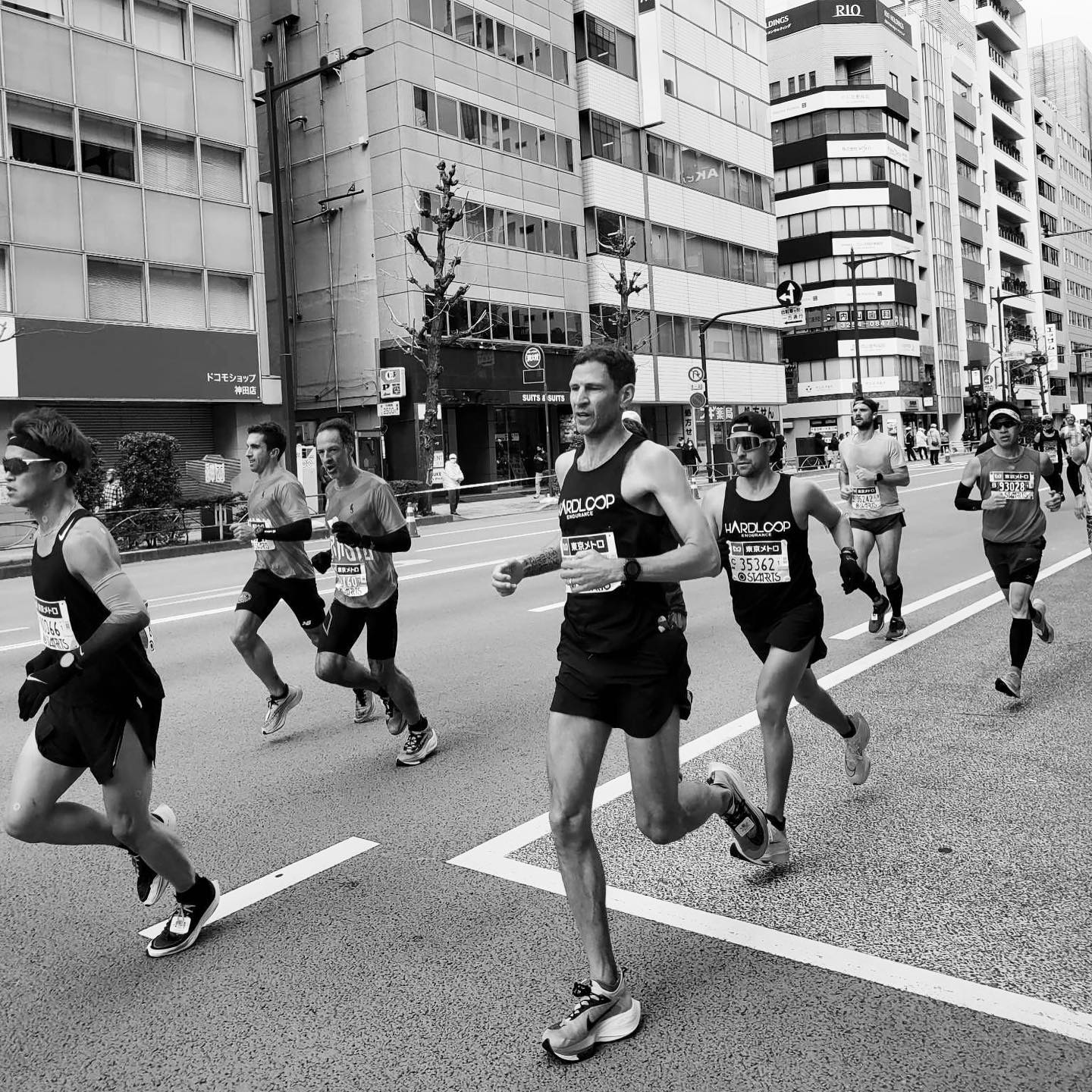What a weekend, what a year! The Hardloop Athletes are cashing in (literally) on some great training months. You can checkout our latest newsletter on the Facebook page for a full list of results and accomplishments, we had a pack in Tokyo collecting 6-stars, a marathon win by @ms_langholz in 2:38, age group podiums, PR’s, and BQ’s around the globe. Also in our newsletter is upcoming events (four this week!) with more to come. 🖤♾️
#MarathonTraining #TokyoMarathon #BostonMarathon #Running