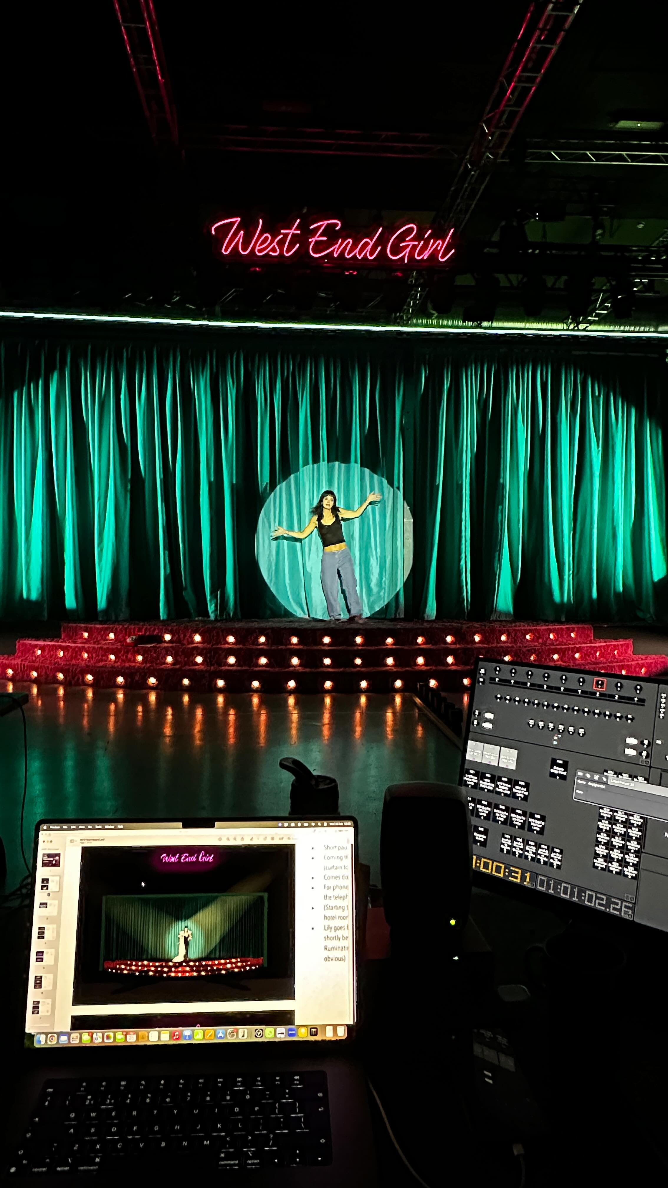 On the day @lilyallen will perform her first Palladium gig I’m sharing a timelapse of what it takes to get the show up and running - curtesy of the crew at @liverpool_philharmonic ! 👷👷👷