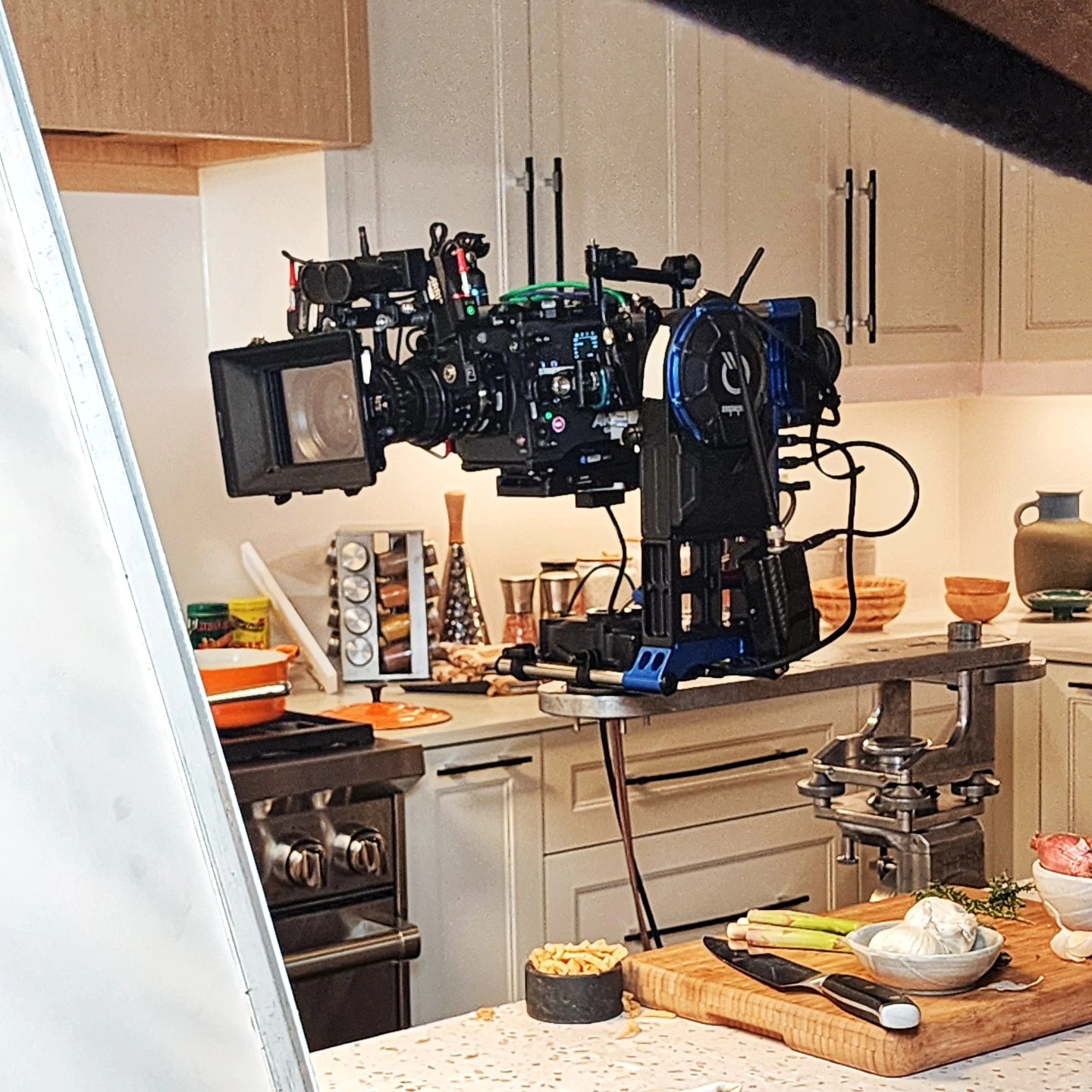 Like a well-behaved house guest, the @filmotechnicworldwide e #F17 and #Q2 make for a perfect combo in tight locations.
#filmmaking #broadcast #gripology #grips #setlife #filmgear