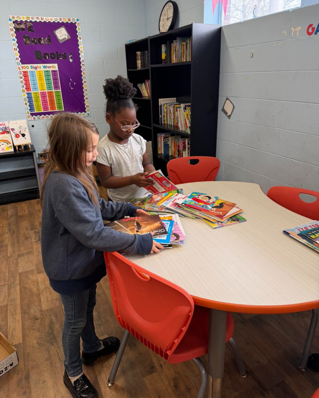 📚 Organization is important! It's National Reading Month, and during Spring Break, the 3rd Street Club kids took time to arrange our NEW Advanced Reading Bookshelf, donated by Decatur City Schools! We are so thankful that our kiddos have access to their AR books at the Club! 💙