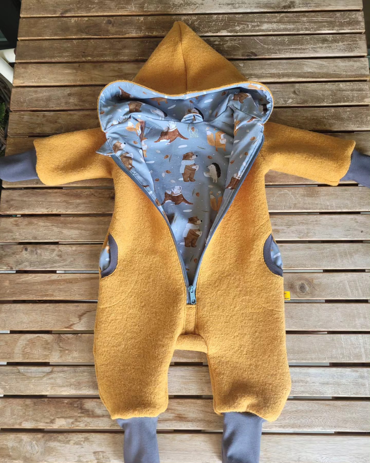 Herzlichen Dank für diese Bestellung!
Der Herbst kann kommen!🍁🍂
Möchtest auch du einen Walkanzug bestellen? Kein Problem! Melde dich bei mir unter www.atelier-villakunterbunt.ch