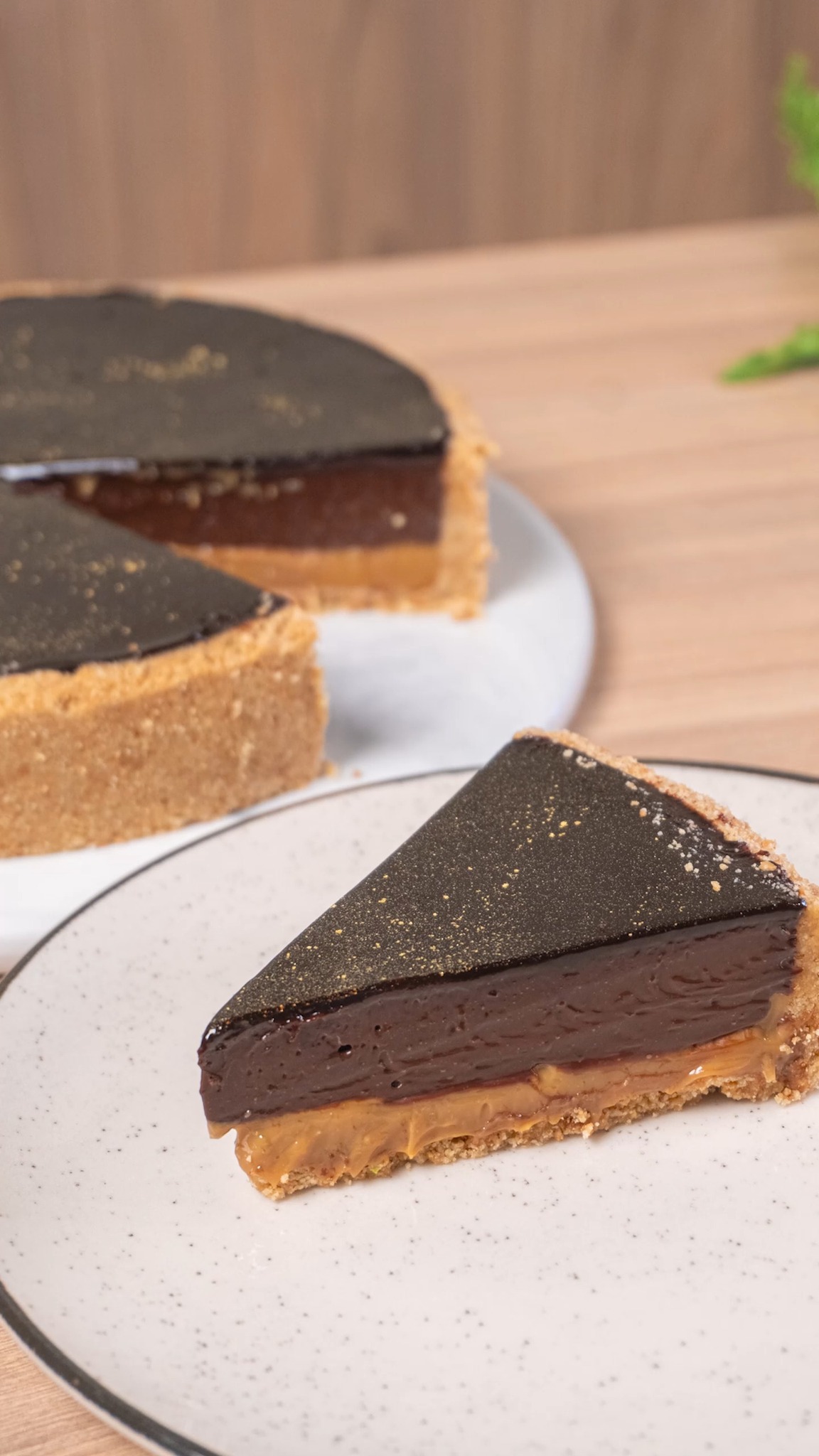 đ° Torta Dark
Uma sobremesa cheia de personalidade: base crocante de biscoito, recheio de doce de leite com limĂŁo que equilibra o doce com um leve toque cĂtrico, finalizada com ganache meio amargo aromatizada com cafĂ© e cumaru.
Intensa, elegante e simplesmente inesquecĂvel. âš
đ” Delivery ou Retirada: Link na Bio
â°Seg. a Sex. das 11h Ă s 21h
âSĂĄb., Dom. e feriados: Fechado
#SweetSkull #ConfeitariaSkull #torta #doce #sobremsa #chocolate