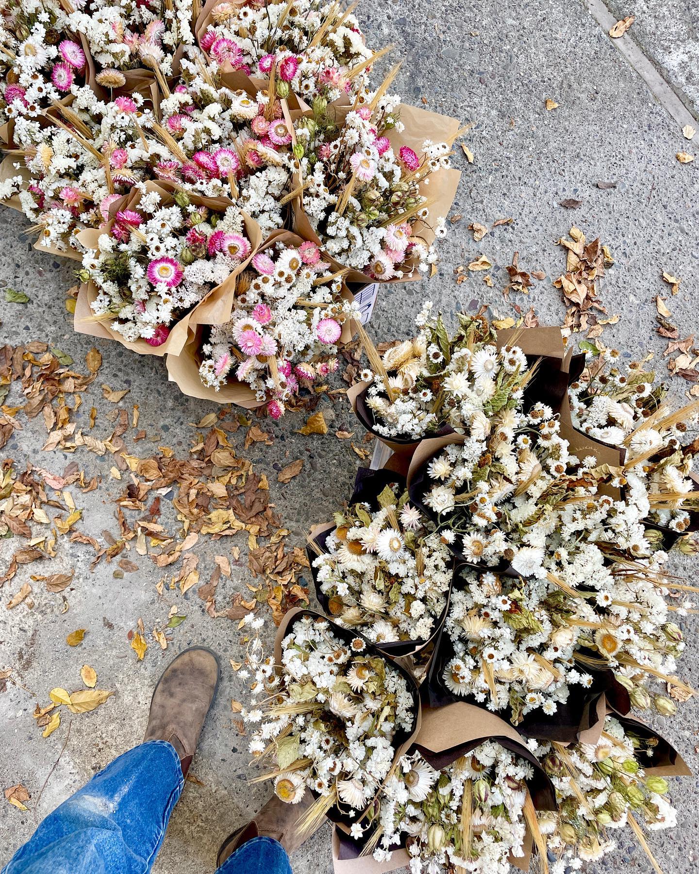 *~*¡TOMORROW!*~* Find us among some super talented artists and craftspeople at the Sonoma Mountain Bazaar! We’ll be there with flowers from our farm that we grew and dried throughout the year, wrapped up in bouquets with silk ribbon and swirled into everlasting all-season wreaths. See ya out there, 11-5! 🍂