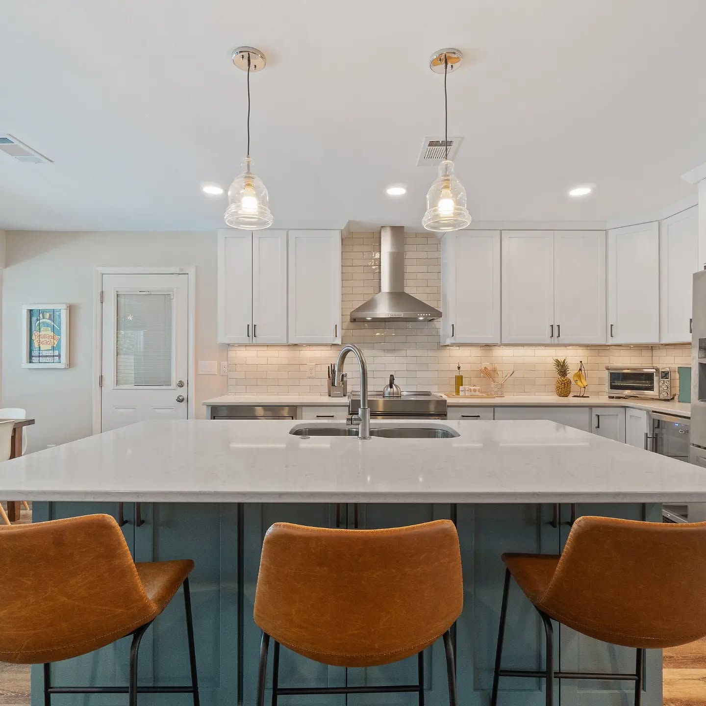 This 1980s kitchen got a brand new floor plan and a huge makeover that brought it right into the 2000s
@kithkitchens
@msisurfaces
@fergusonshowrooms
@rickerttile