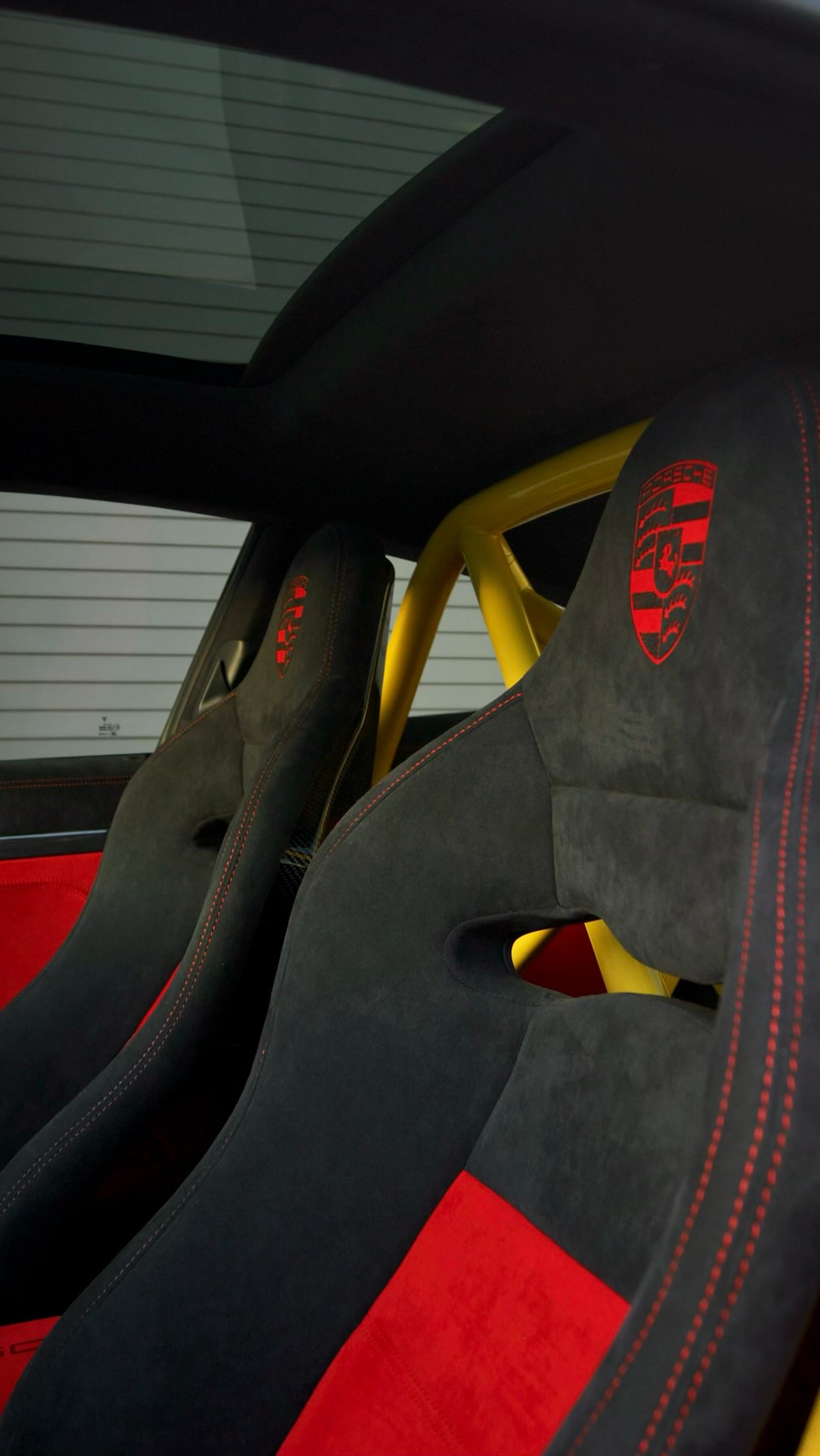 We couldn't just embroider that😉
#lasvegas #porsche911 #custominterior
