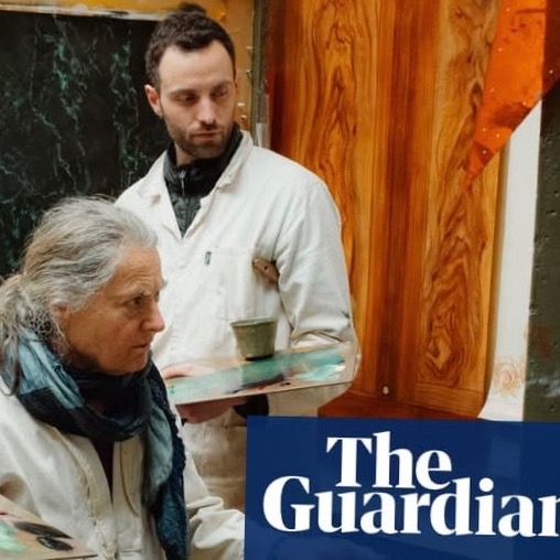 Le journal The Guardian a récemment publié un article sur l'institut Van der Kelen et se pose la question : "Depuis 1892, un atelier bruxellois enseigne aux peintres en herbe la technique du trompe-l’œil. C’est un travail éreintant, affirment les artistes – alors pourquoi des gens viennent-ils du monde entier pour le maîtriser ?" Un bel article sur ce lei d'enseignement unique dirigé par Madame Van der Kelen et sa fille Sylvie @sylvievanderkelen que je remercie pour leur enseignement et l'influence déterminante sur mon travail. La valise en bois avec pinceaux et couleurs, remise à chaque élève, me suit sur tous mes chantiers. https://www.theguardian.com/artanddesign/2026/mar/19/van-der-kelen-painting-school-brussels-art?fbclid=IwY2xjawQr401leHRuA2FlbQIxMQBzcnRjBmFwcF9pZBAyMjIwMzkxNzg4MjAwODkyAAEeeEnA4hq6aoTht4AEPzWG-Oum8j6boVUUT35N3DfjHFSOhgn1PtfIZucG430_aem_lAQ2xUvGGXKYl5GRLyVeAA📷 @ztlifebaaeegltx /The Guardian