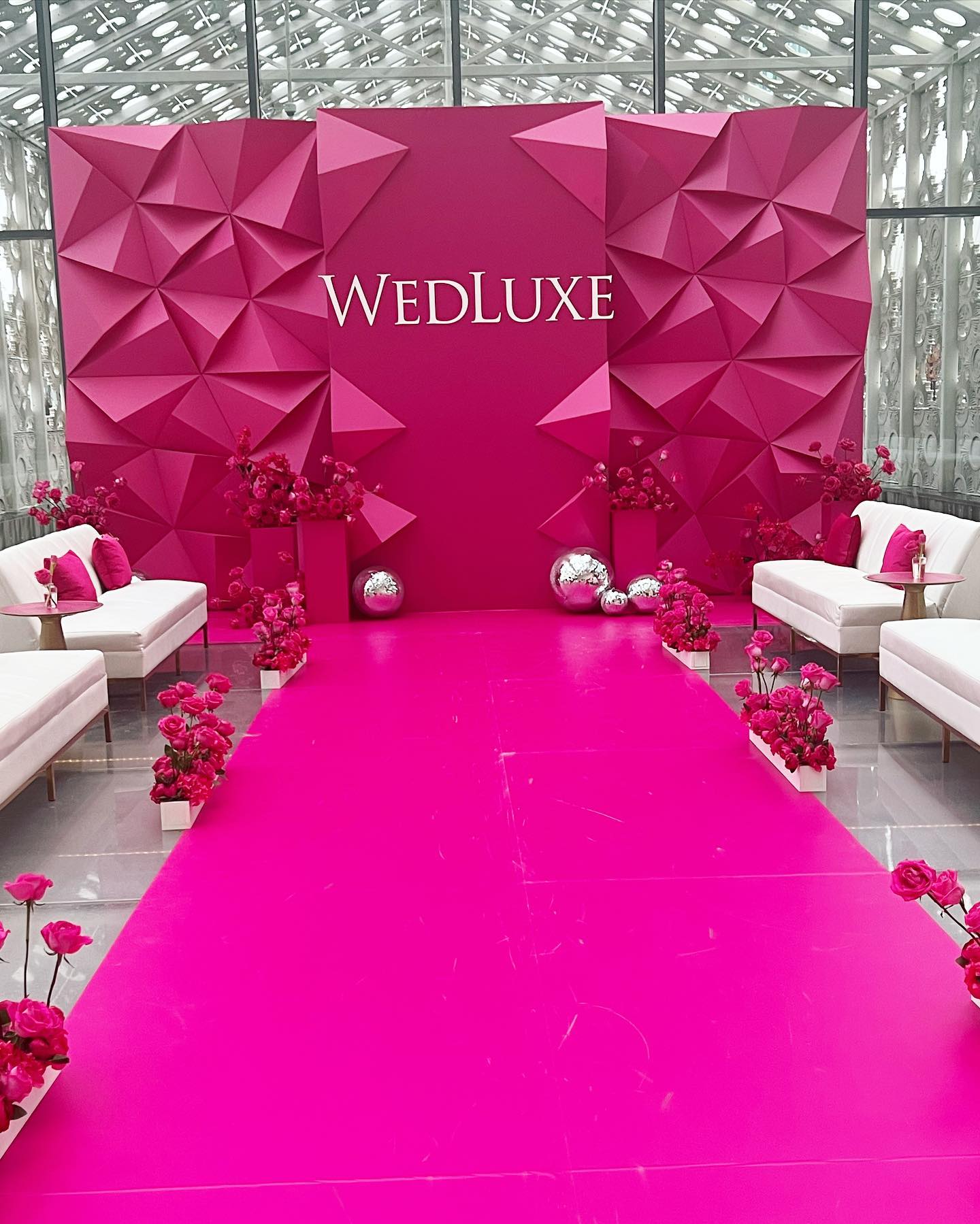 So this was a DREAM!!! 💗Took a few days to catch up from the craziness of the weekend but the runway turned out UNREAL!! Thank you @wedluxe @angedesveaux for trusting me with this years runway design! Thank you to the vendors who helped make it possible, you guys are 🙌
Design & space planning @lachicsoiree
Panels @engineeredarts
Printing @dfdeventsolutions
Furniture @detailzfurniturerentals
Florals @cocobycoverscouture
Disco Balls @glamourous_affairs
Balloons @allinonefiesta
#lachicsoiree #toronto #eventplanner #weddingplanner #runway #fashionrunway #runwayshow #pink #designer #eventdesigner #bridalfashion
