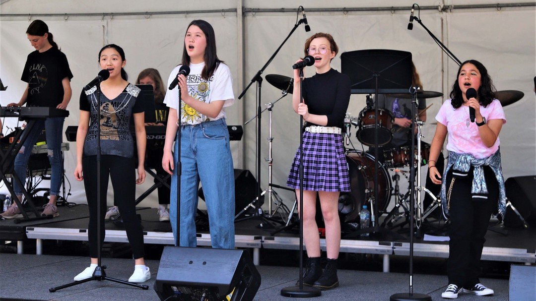 Delighted to be supporting the @loretonh Spring Fair Battle of the Bands π€πΈ
Supporting local and aspiring musicians has always been an important goal for our team π
Come cheer on the talented local young musicians as they compete for the title π
The Spring Fair is this Sunday, 3 November, 10am-3pm. Join the fun with incredible performances, food, and community π