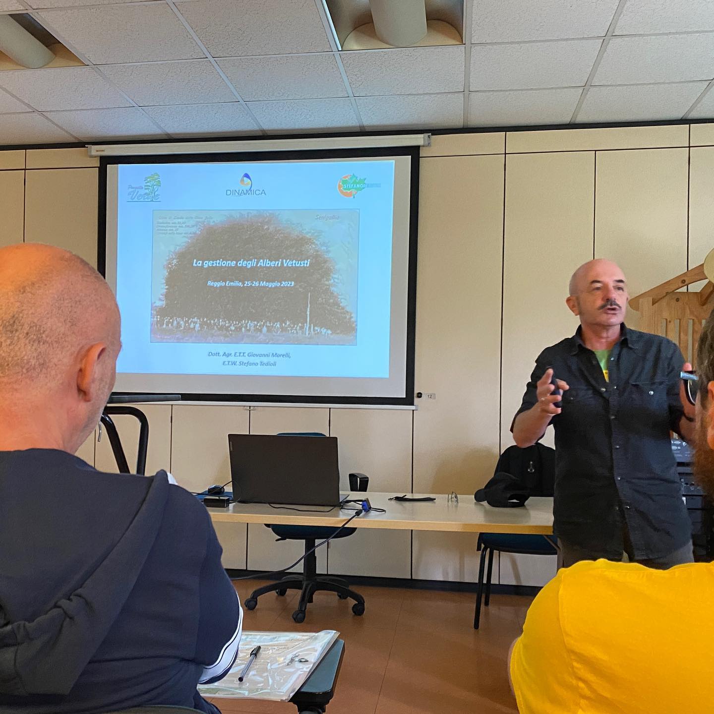 GESTIONE ALBERI MONUMENTALI 🤩❤️🌳
Ecco alcuni degli scatti del corso sulla gestione degli alberi vetusti e monumentali attraverso l’approccio #morfofisiologico svolto a #reggioemilia la scorsa settimana con @giovannimorelli @arbotedioli e @stefaniavecchio70, come sempre 🔝🌳❤️
#arborist #agronomist #arboricolturamoderna #alberimonumentaliditalia #regioneemiliaromagna #ett #europeantreetechnician #agronomovarese #arboricoltorevarese
@fabio_mori_92 @a.fontani