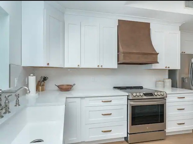 Dreaming about taking a vacation… reminded me of a project I did for a clients vacation home. This Reno went from 80s Florida Fab to Modern Beach home! Swipe 👉🏼 to see the before.
#atlantainteriordesign #kitchenremodel #rshome