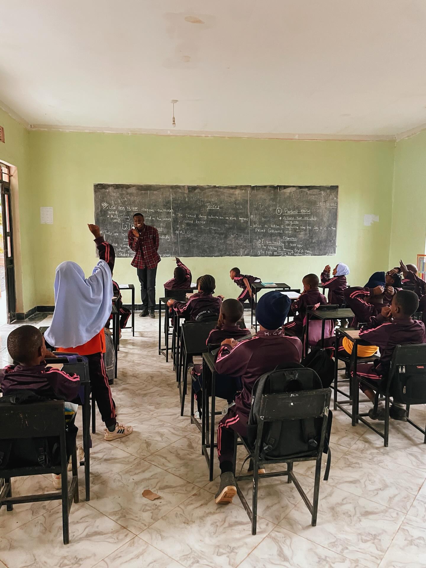 Ein kleiner Blick in ein Klassenzimmer der Shine School @shine.school2022 🤍
Engagierte Lehrer:innen aus Kenia und Tansania gestalten hier jeden Tag Unterricht mit viel Einsatz und Hingabe.
Trotz der noch teils fehlenden Räumlichkeiten entsteht ein Ort, an dem Kinder lernen, wachsen und Perspektiven entwickeln können.
Eine Schule im Aufbau mit viel Potenzial. ❤️
Interesse an einer Patenschaft?
Oder willst du den Bau von weiteren Räumlichkeiten unterstützen?
➡️ Mehr Informationen zu den Projekten, Zielen und Kosten der Schule findest du auf unserer Webseite www.elimupendo.org
——————
english:
A small glimpse into a classroom at Shine School 🤍
Dedicated teachers from Kenya and Tanzania shape everyday learning with great commitment and care.
Despite missing facilities, a place is growing where children can learn, grow, and build their future.
A school in progress full of potential. ❤️
Interested in a sponsorship?
Or would you like to support the construction of additional school facilities?
➡️ You can find more information about the school’s projects, goals, and costs on our website: www.elimupendo.org
—————
italiano:
Un piccolo sguardo in una classe della Shine School 🤍
Insegnanti dedicati provenienti dal Kenya e dalla Tanzania rendono possibile ogni giorno l’apprendimento con grande impegno.
Nonostante la mancanza di alcuni spazi, sta nascendo un luogo dove i bambini possono imparare, crescere e costruire il loro futuro.
Una scuola in costruzione, piena di potenziale.❤️
Interessato a una sponsorizzazione?
O vuoi sostenere la costruzione di ulteriori strutture scolastiche?
➡️ Puoi trovare maggiori informazioni sui progetti, gli obiettivi e i costi della scuola sul nostro sito web: www.elimupendo.org