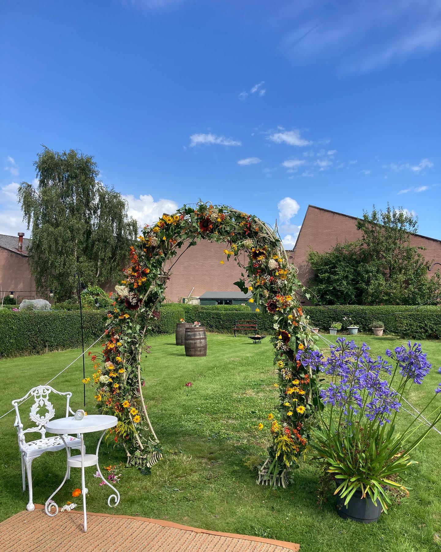 Look at how stunning this wedding is - in my natural habitat, the allotments. The arch was made purely with flowers from the plots 🥺
It was also sunny for the whole drinks reception and *most* of the ceremony until the torrential rain started, hence the soggy look.
Congratulations to Rory & Amy!